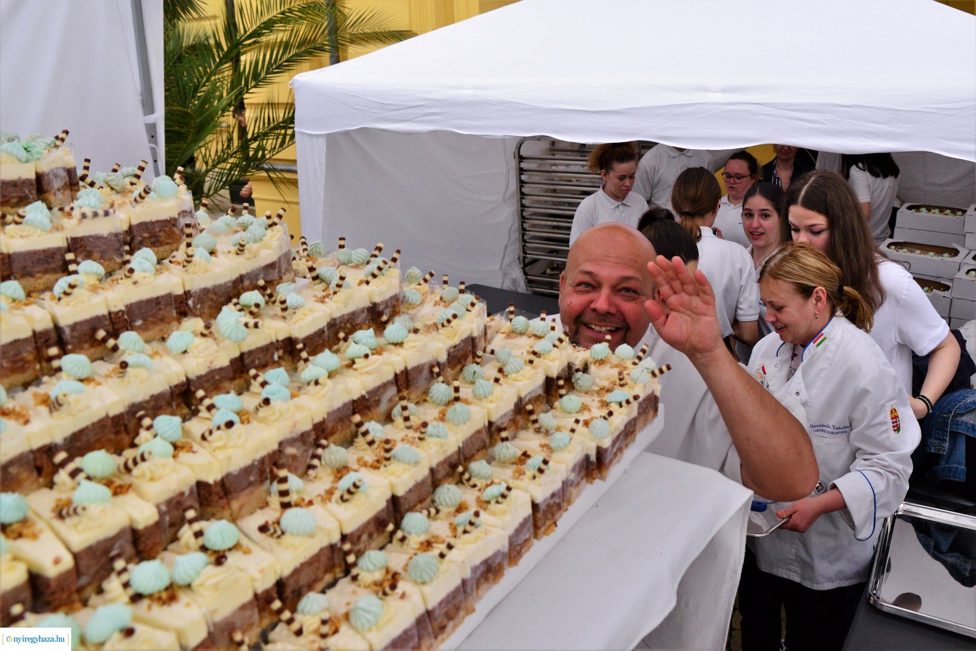 Városnap 2022 - fehércsokis várostortát készítettek a Sipkay-s cukrásztanulók