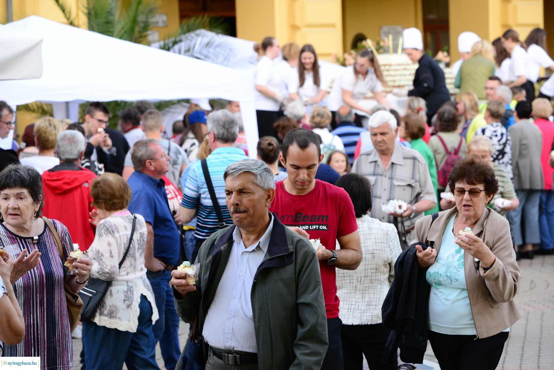 Városnap 2022 - fehércsokis várostortát készítettek a Sipkay-s cukrásztanulók