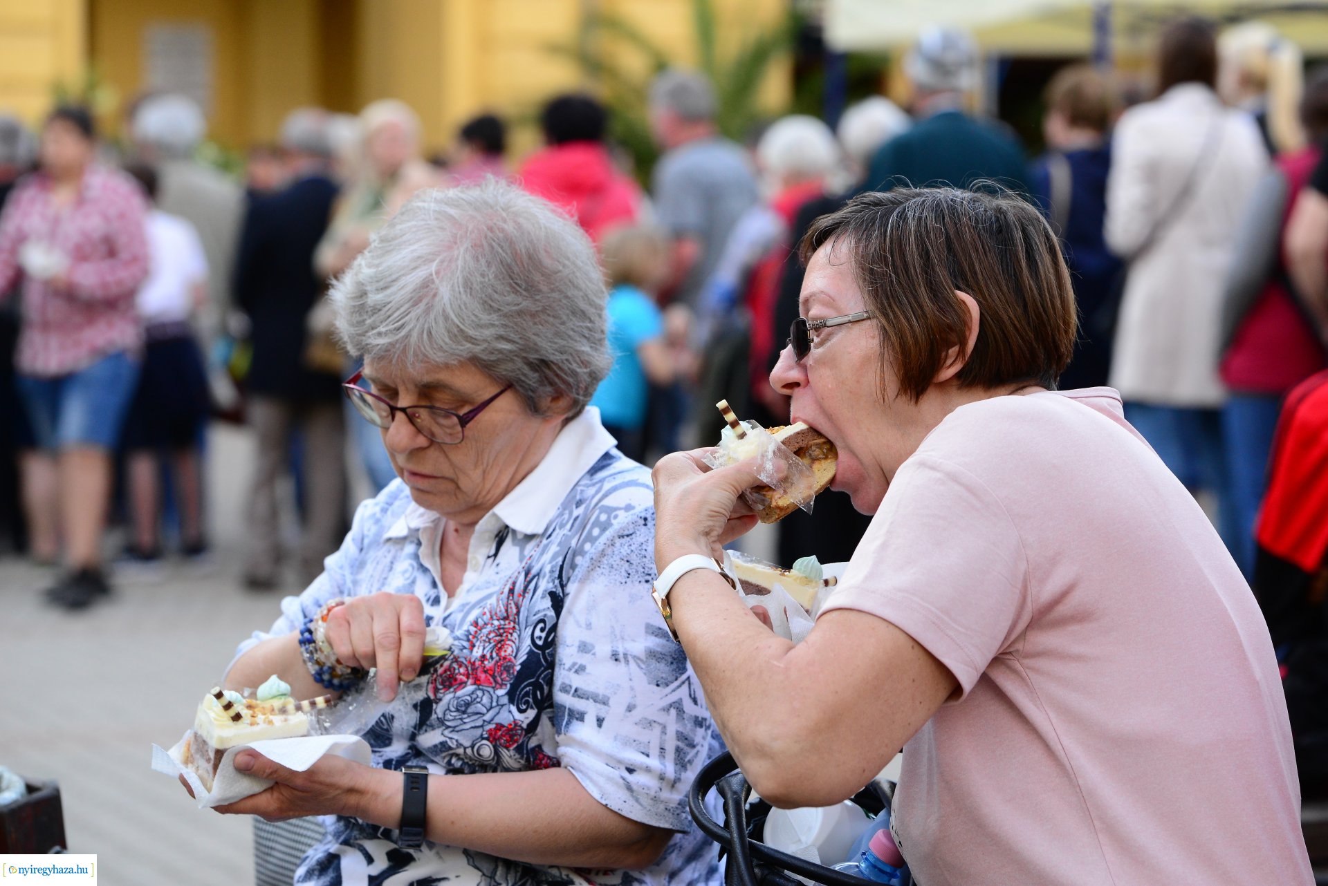Városnap 2022 - fehércsokis várostortát készítettek a Sipkay-s cukrásztanulók
