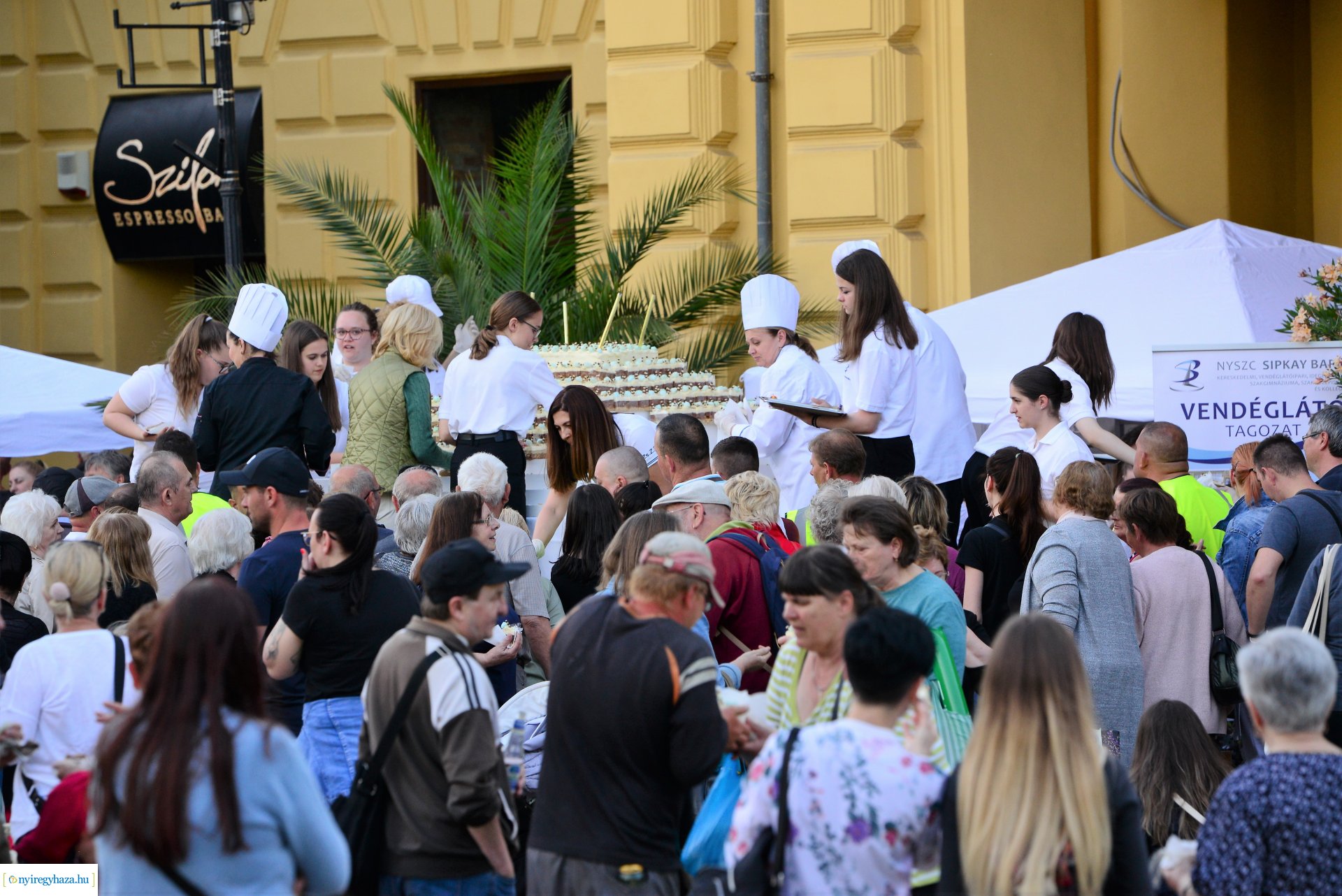 Városnap 2022 - fehércsokis várostortát készítettek a Sipkay-s cukrásztanulók