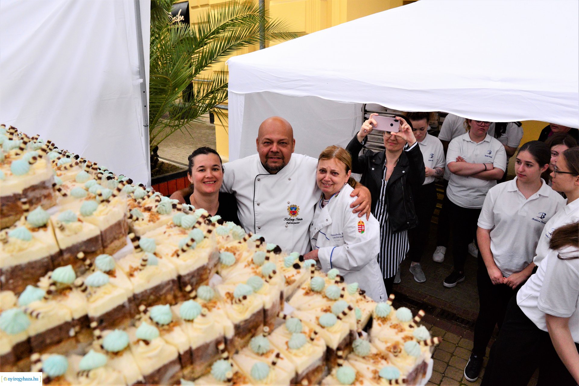Városnap 2022 - fehércsokis várostortát készítettek a Sipkay-s cukrásztanulók