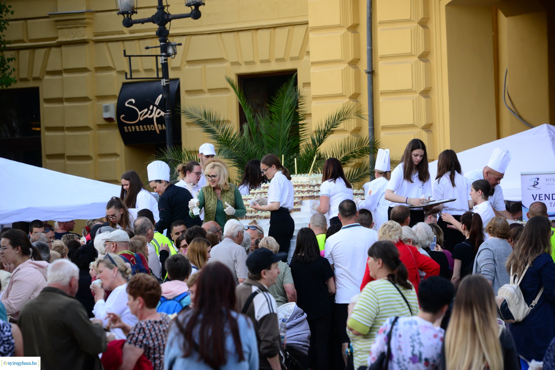 Városnap 2022 - fehércsokis várostortát készítettek a Sipkay-s cukrásztanulók