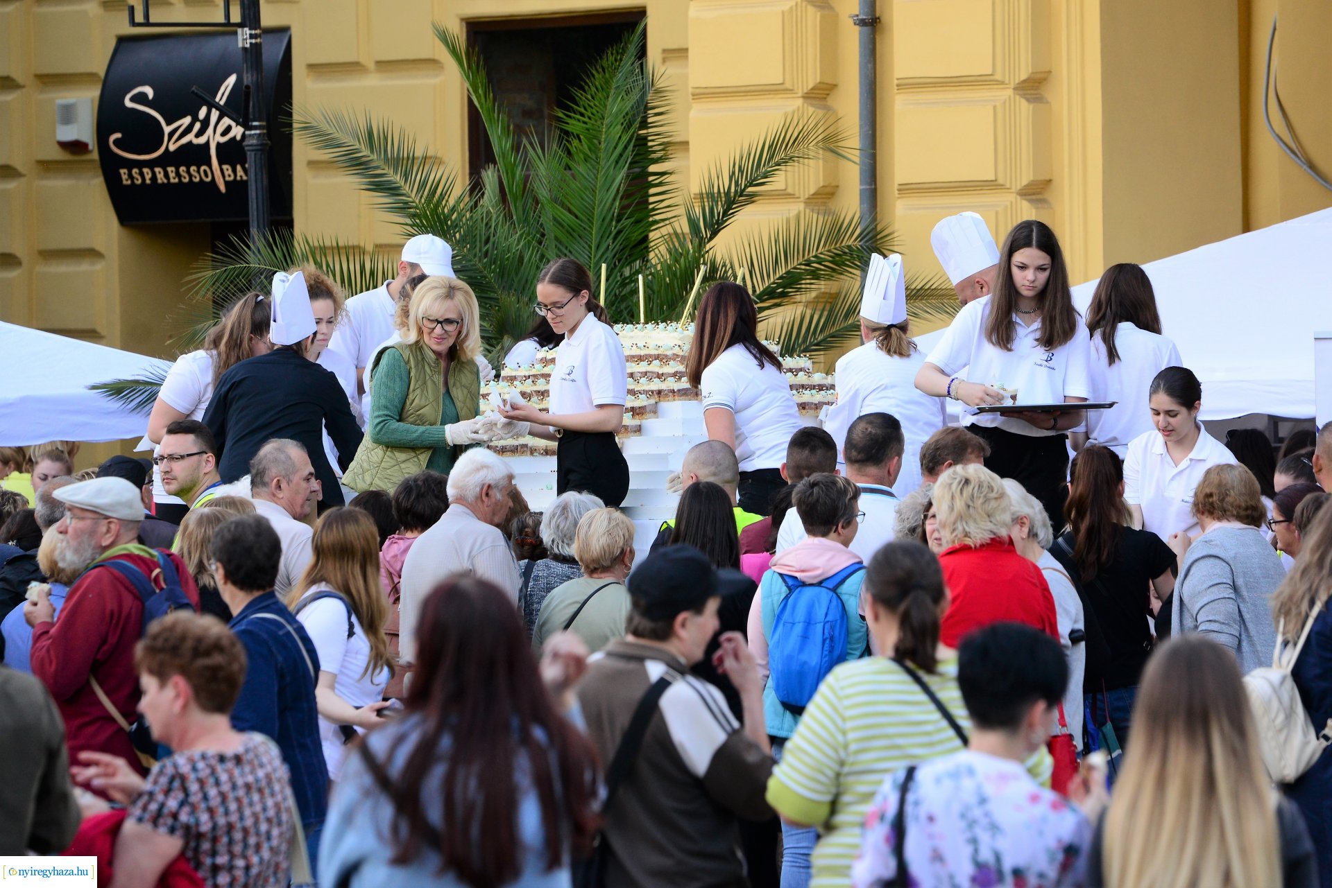 Városnap 2022 - fehércsokis várostortát készítettek a Sipkay-s cukrásztanulók