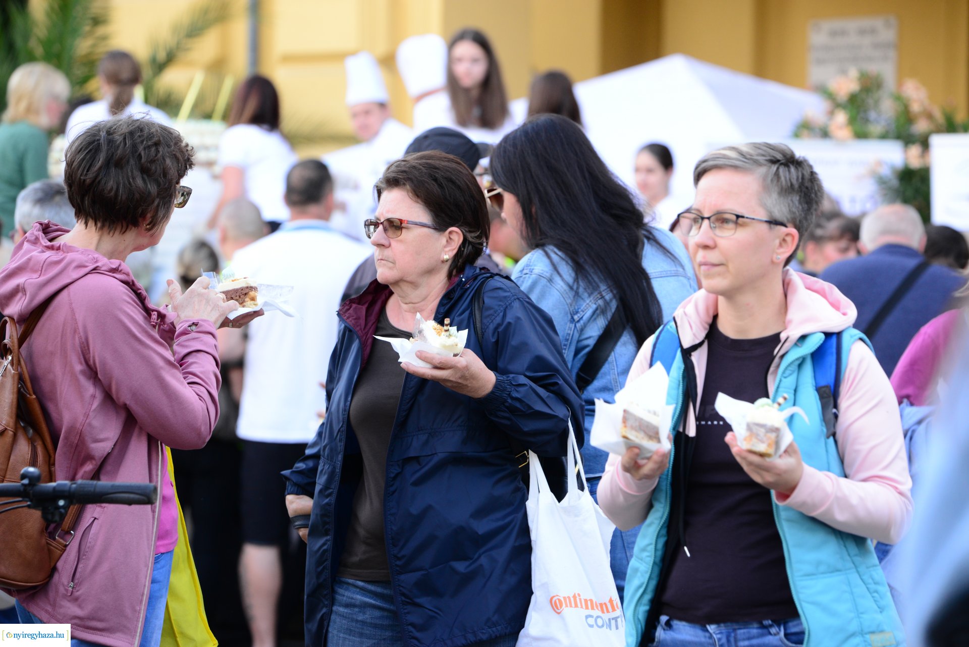 Városnap 2022 - fehércsokis várostortát készítettek a Sipkay-s cukrásztanulók