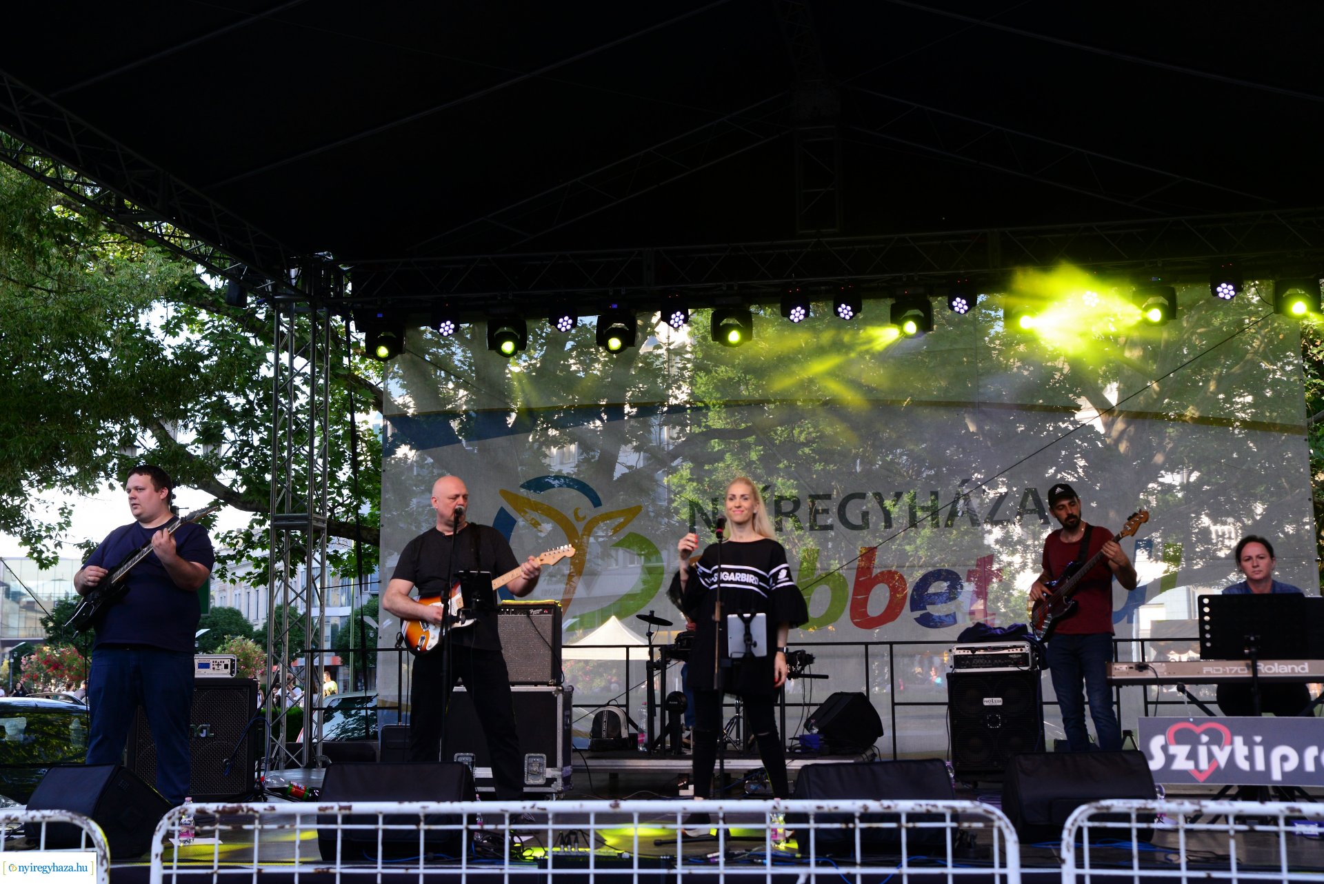 Városnap 2022 - fehércsokis várostortát készítettek a Sipkay-s cukrásztanulók