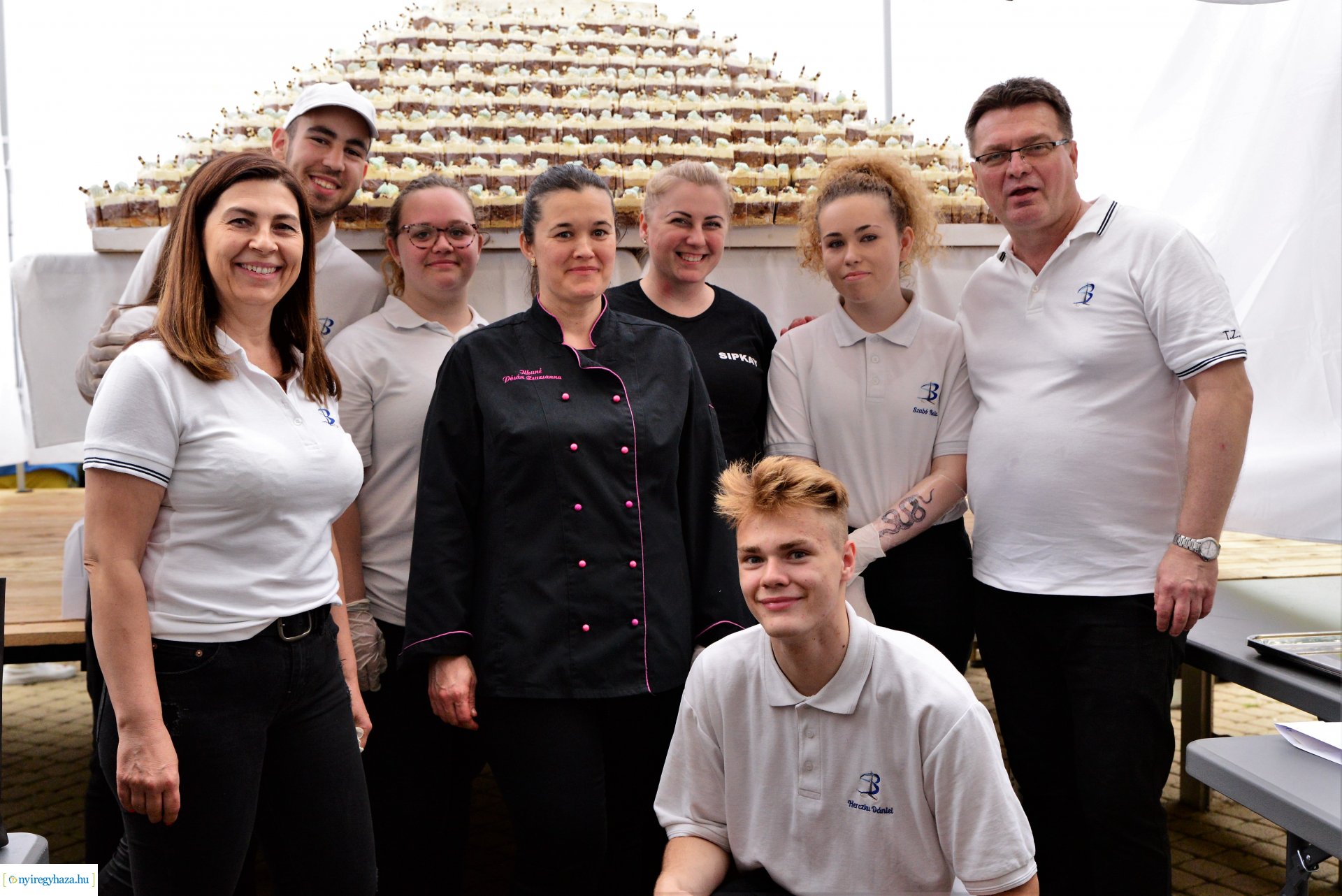 Városnap 2022 - fehércsokis várostortát készítettek a Sipkay-s cukrásztanulók