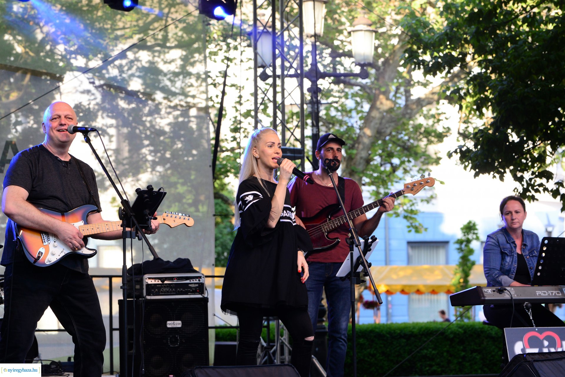 Városnap 2022 - fehércsokis várostortát készítettek a Sipkay-s cukrásztanulók