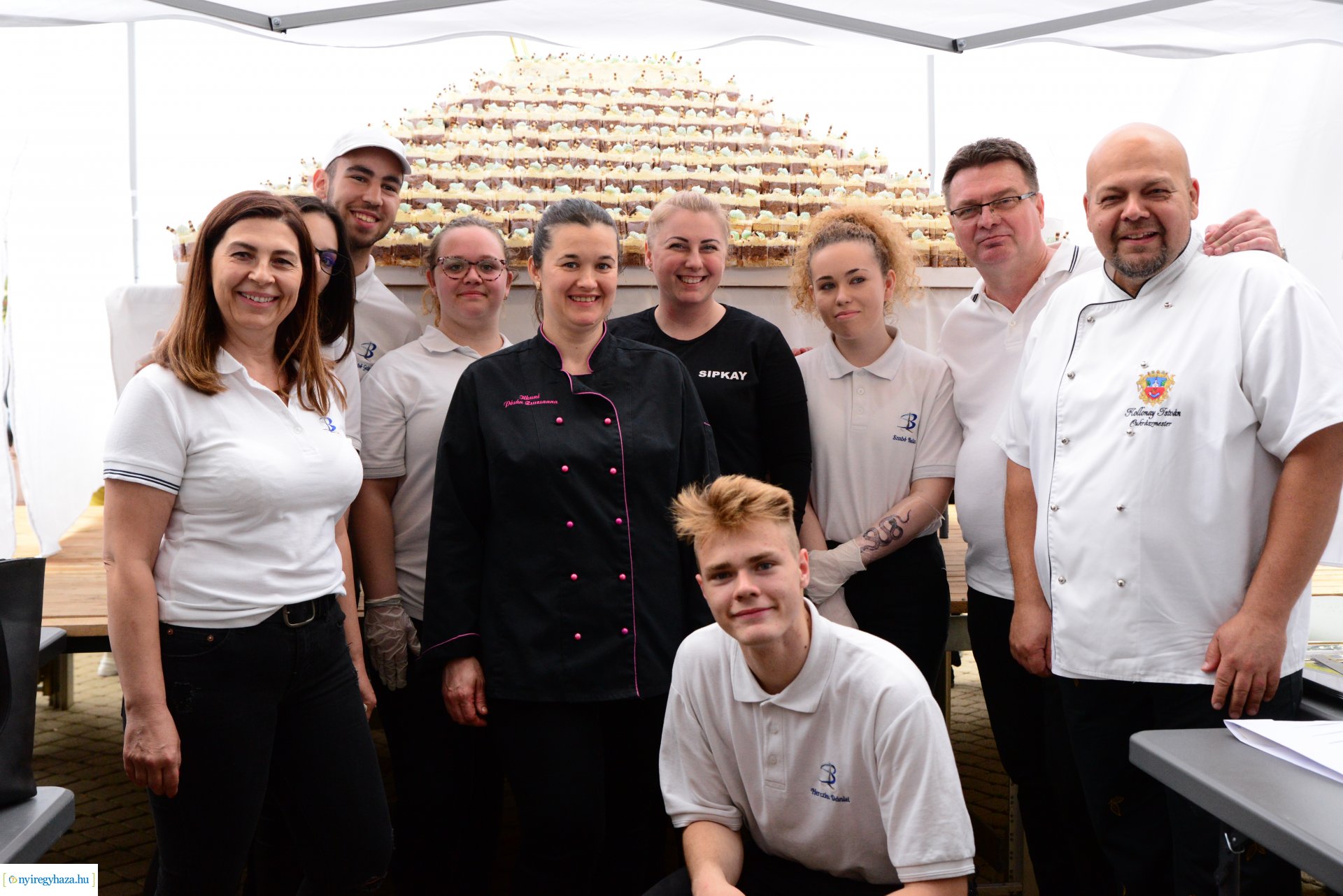 Városnap 2022 - fehércsokis várostortát készítettek a Sipkay-s cukrásztanulók