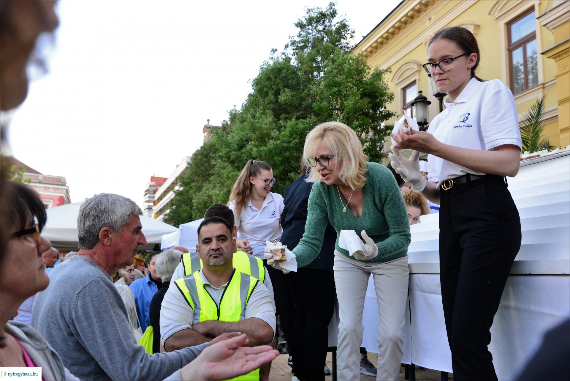 Városnap 2022 - fehércsokis várostortát készítettek a Sipkay-s cukrásztanulók