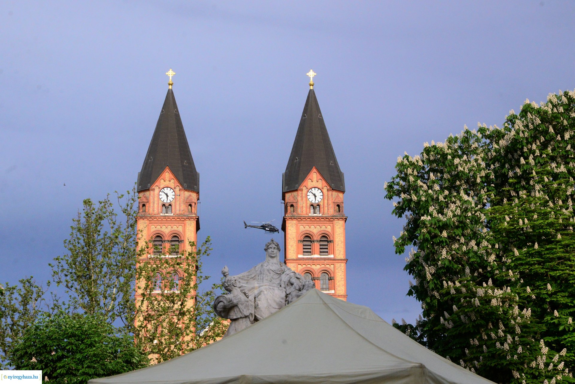 Városnap 2022 - fehércsokis várostortát készítettek a Sipkay-s cukrásztanulók