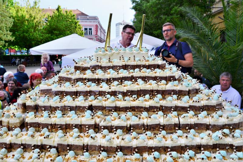 Városnap 2022 - fehércsokis várostortát készítettek a Sipkay-s cukrásztanulók