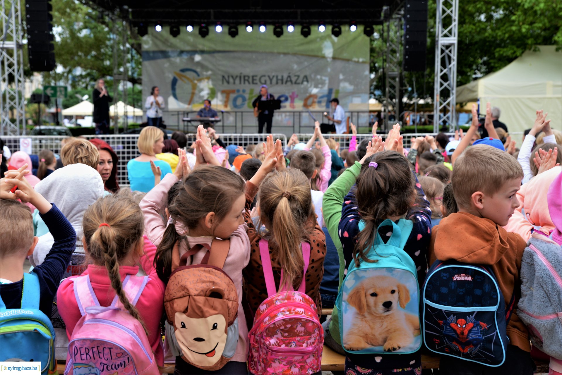 Városnap - a Dongó együttes műsorával kezdődtek a színpadi programok