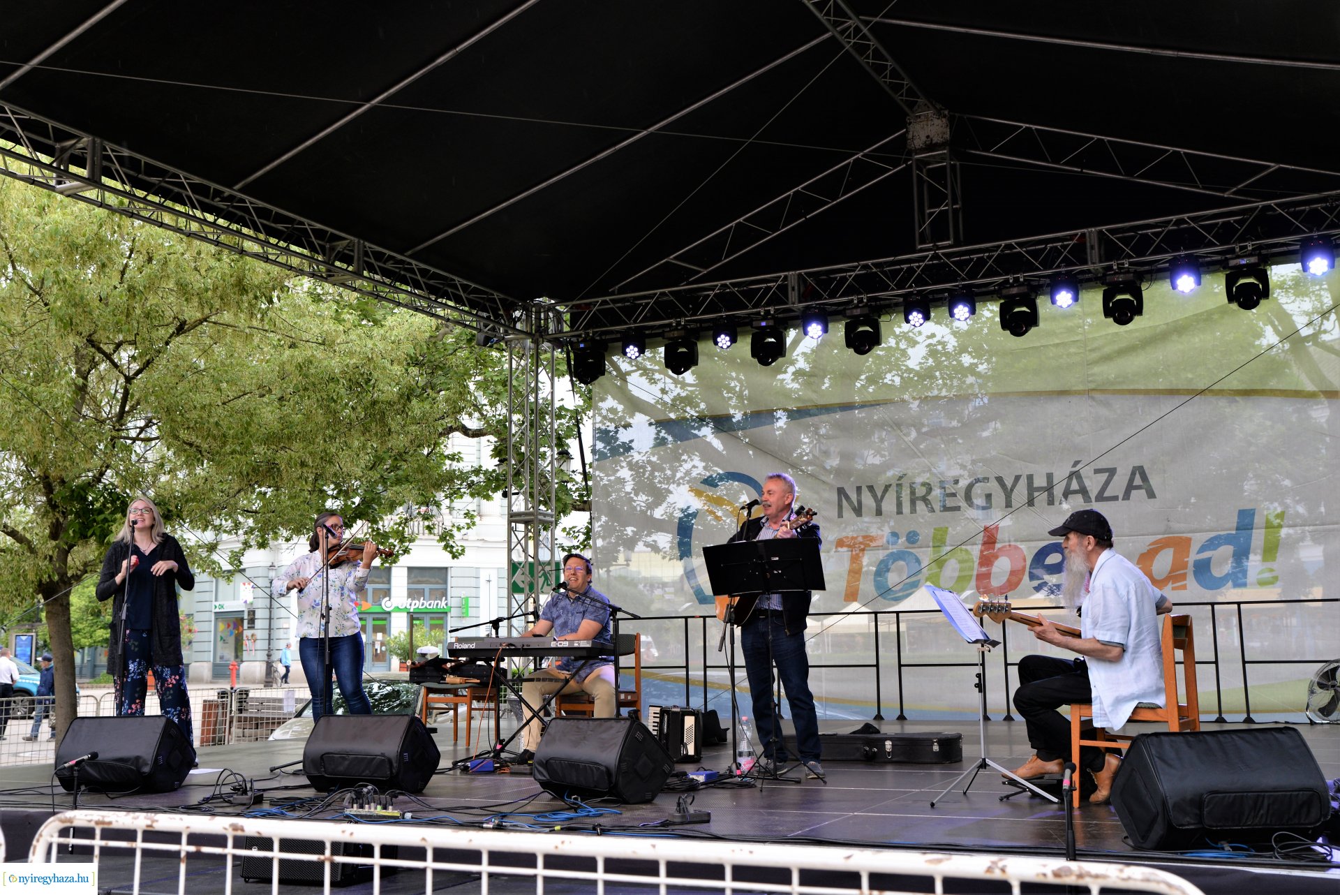 Városnap - a Dongó együttes műsorával kezdődtek a színpadi programok