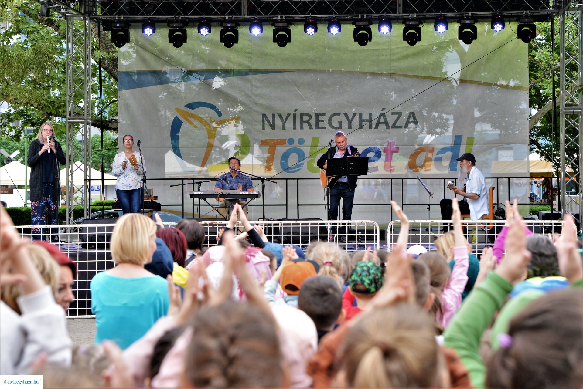 Városnap - a Dongó együttes műsorával kezdődtek a színpadi programok