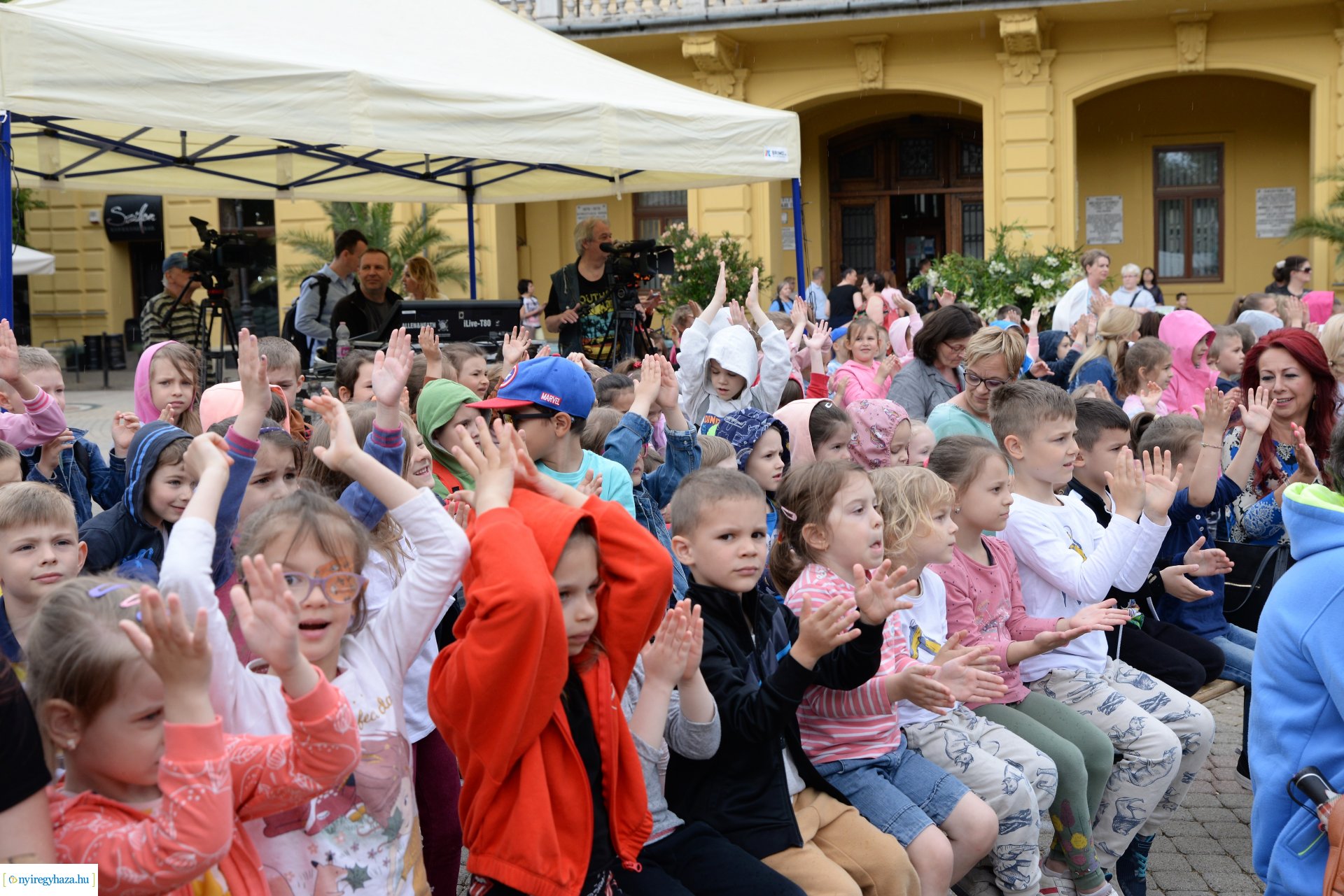 Városnap - a Dongó együttes műsorával kezdődtek a színpadi programok