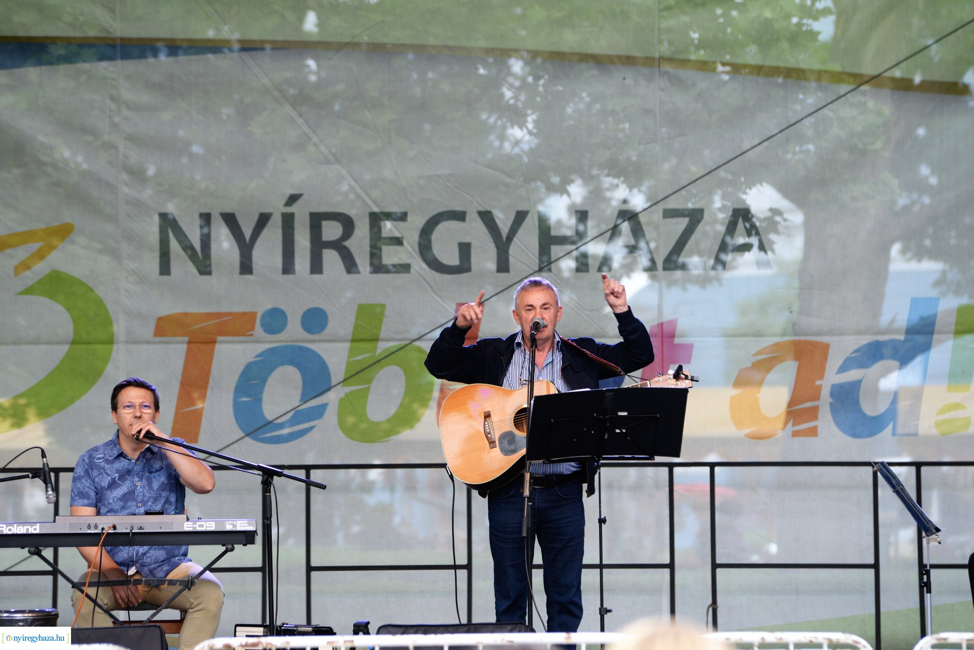 Városnap - a Dongó együttes műsorával kezdődtek a színpadi programok