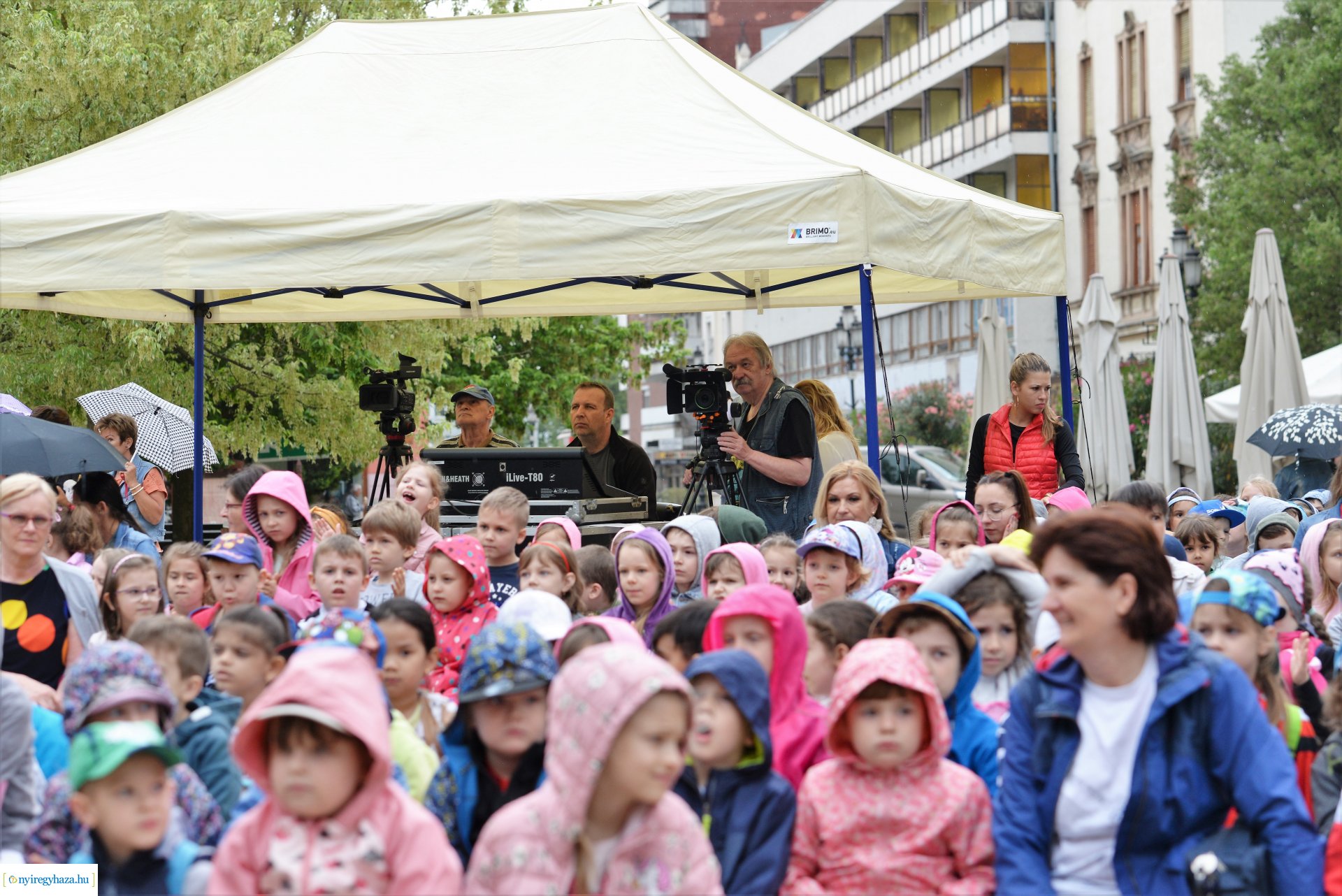 Városnap - a Dongó együttes műsorával kezdődtek a színpadi programok