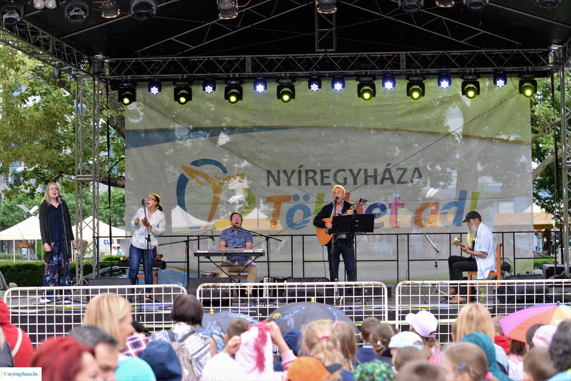 Városnap - a Dongó együttes műsorával kezdődtek a színpadi programok