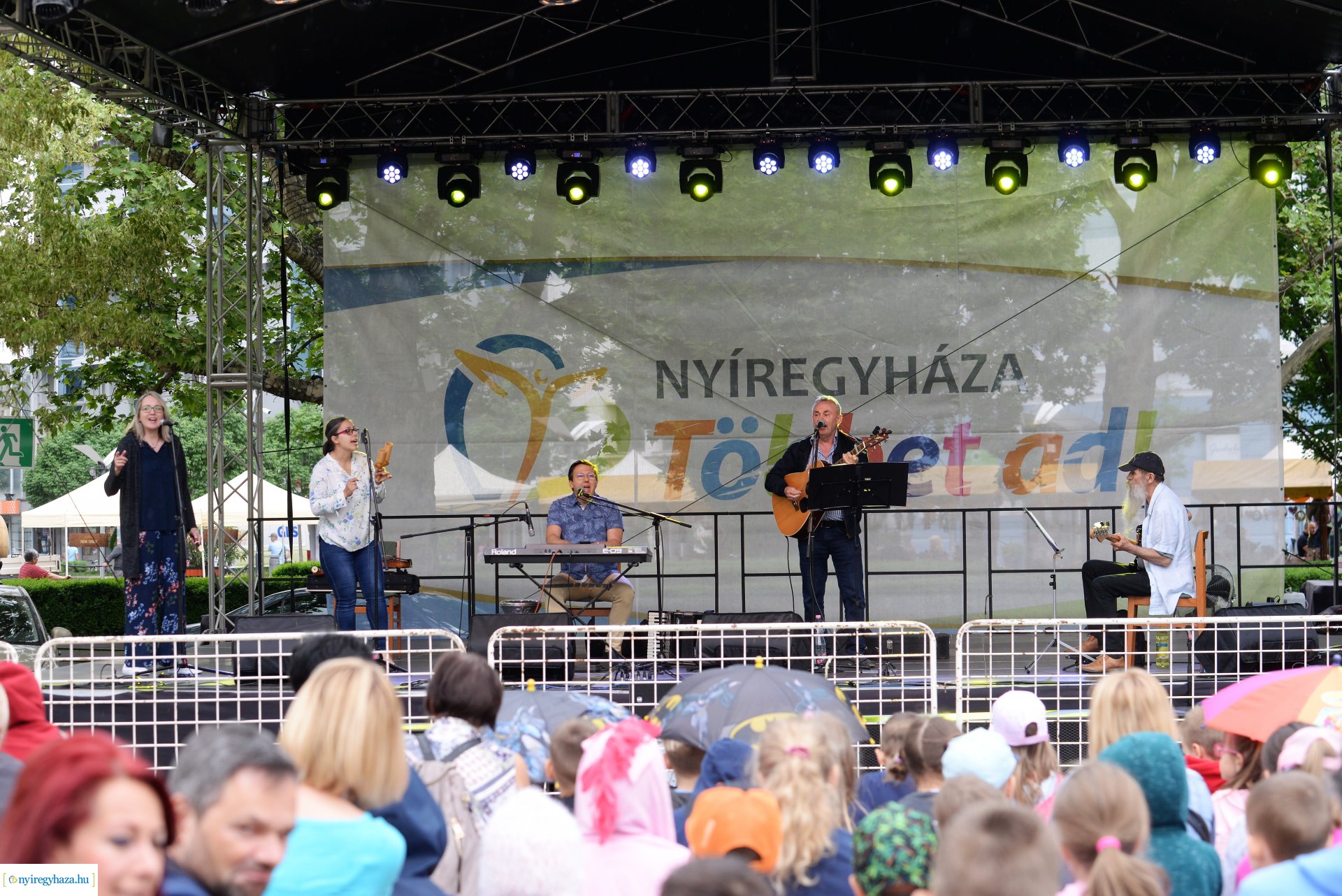 Városnap - a Dongó együttes műsorával kezdődtek a színpadi programok
