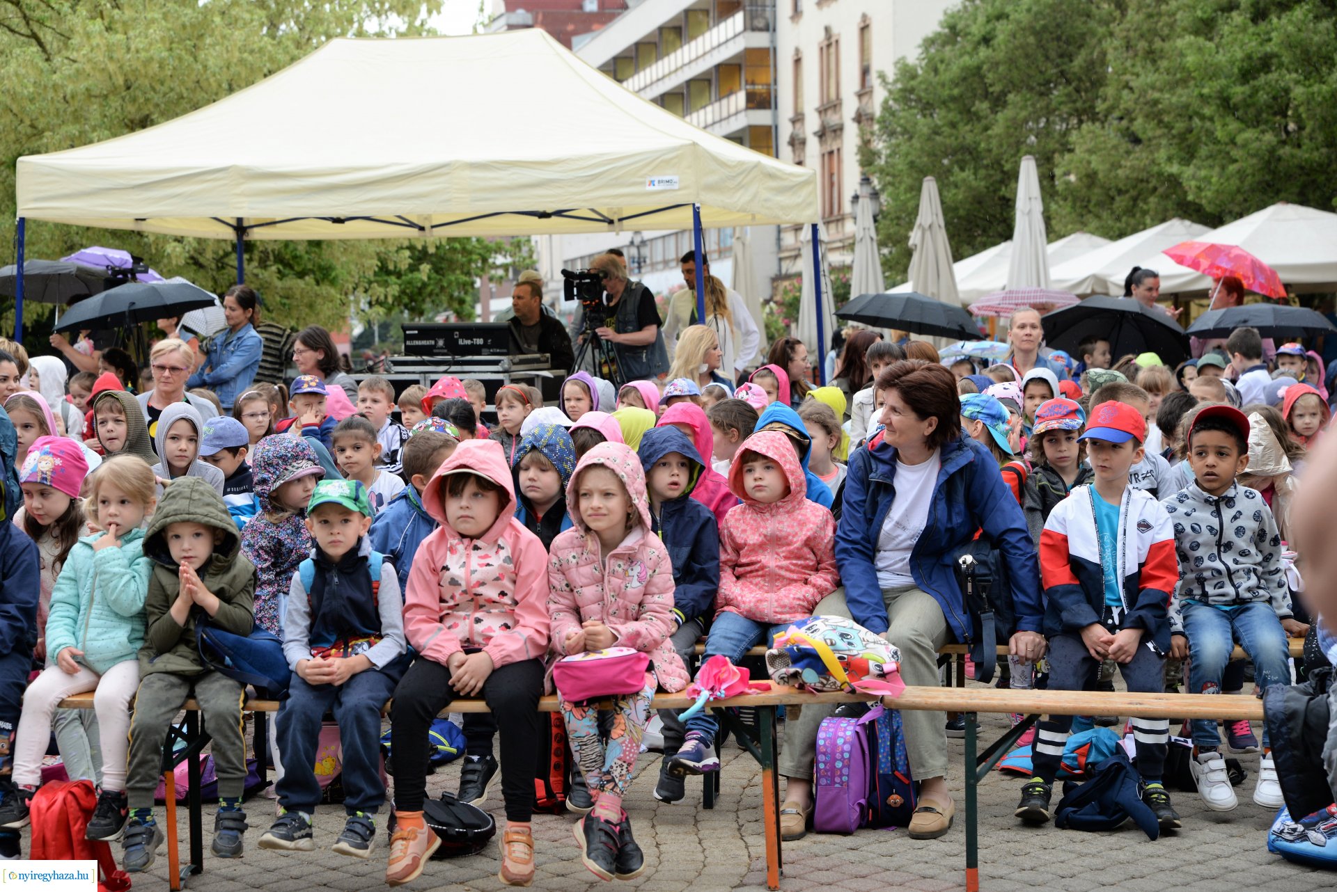 Városnap - a Dongó együttes műsorával kezdődtek a színpadi programok