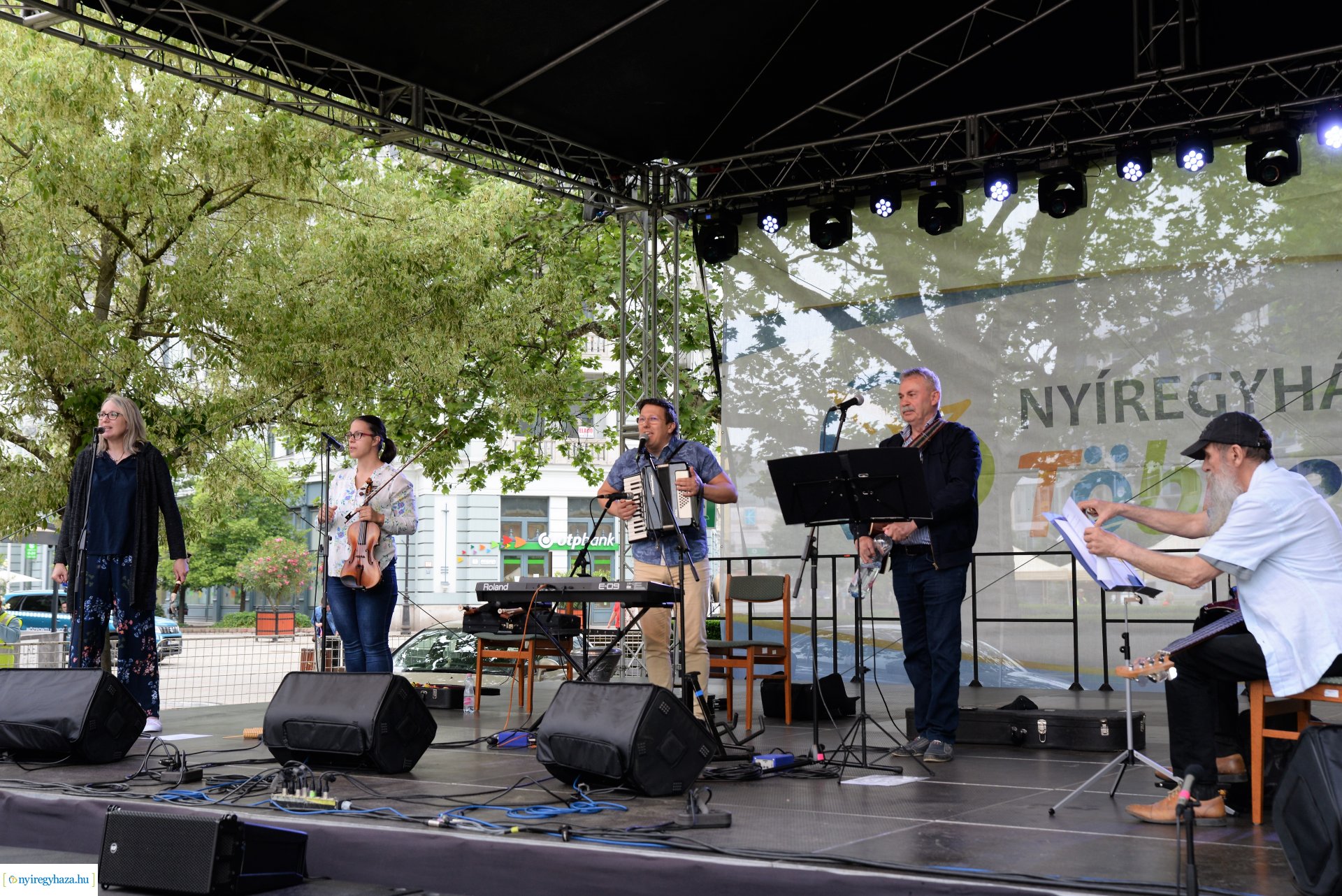 Városnap - a Dongó együttes műsorával kezdődtek a színpadi programok