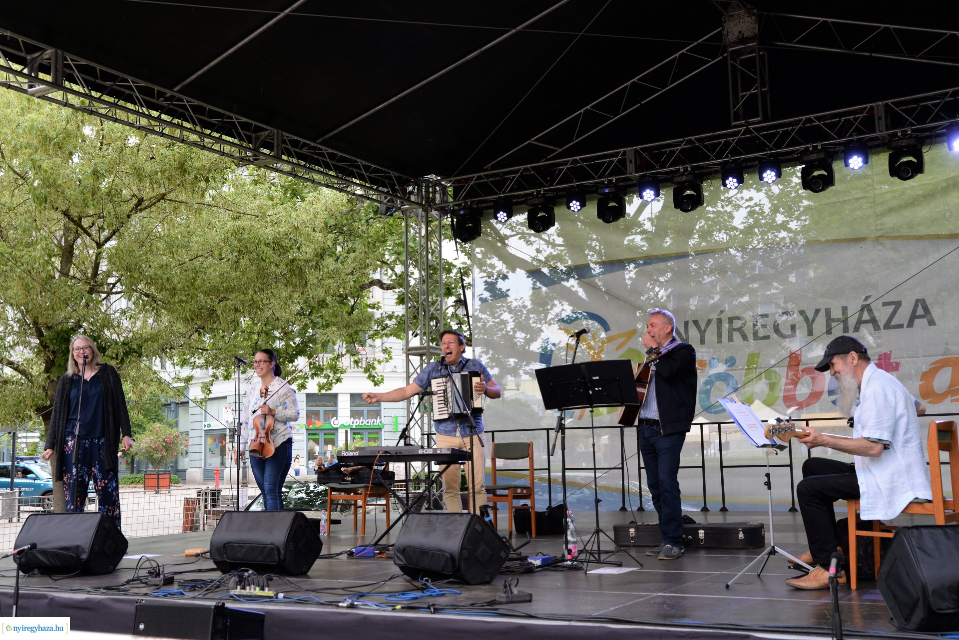 Városnap - a Dongó együttes műsorával kezdődtek a színpadi programok