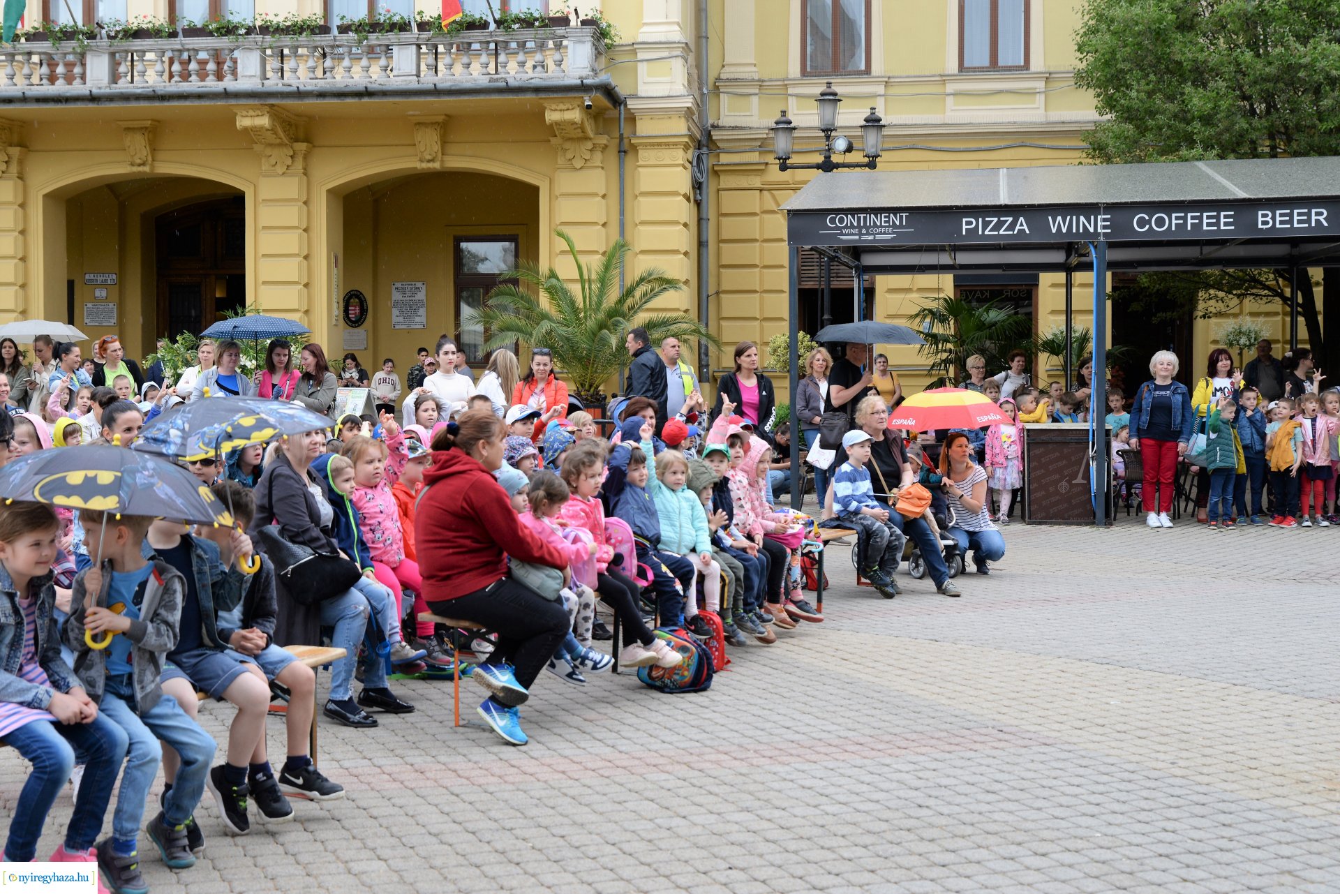 Városnap - a Dongó együttes műsorával kezdődtek a színpadi programok