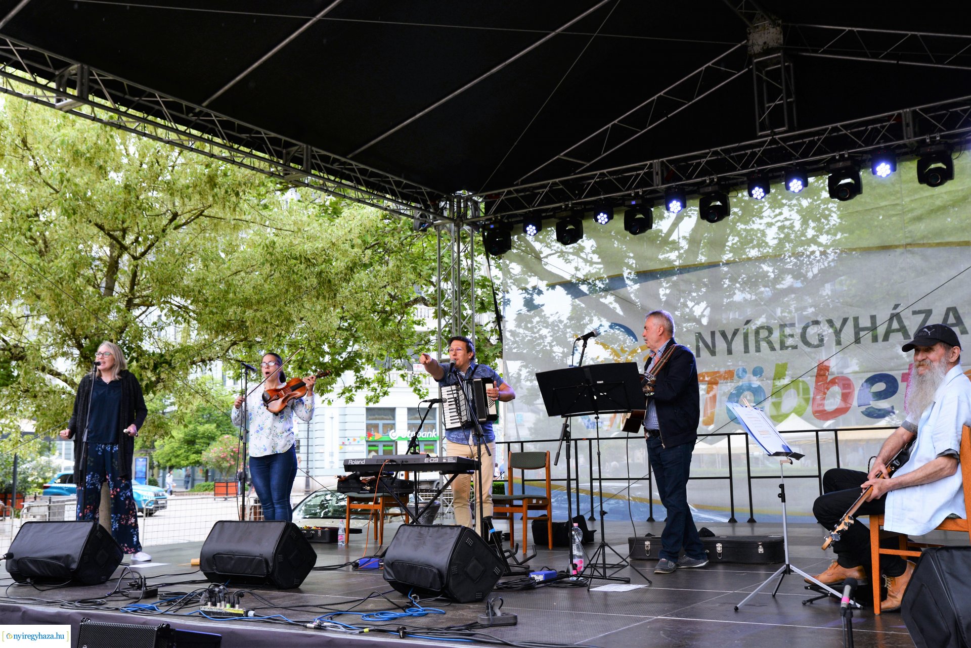 Városnap - a Dongó együttes műsorával kezdődtek a színpadi programok