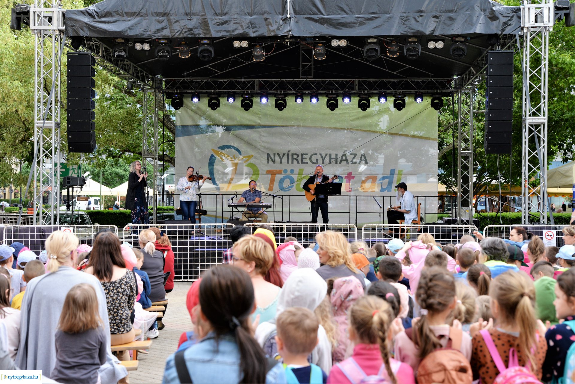 Városnap - a Dongó együttes műsorával kezdődtek a színpadi programok
