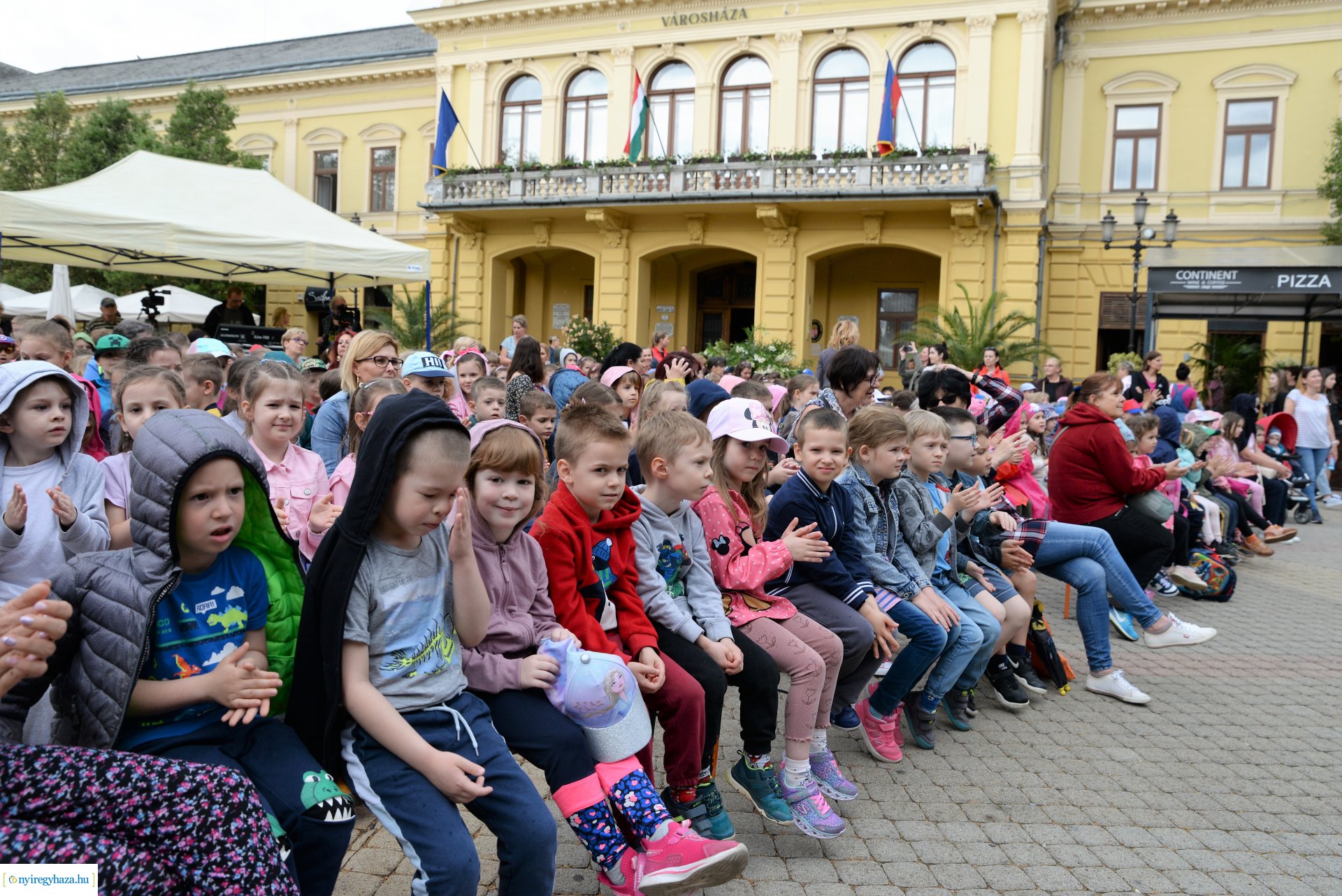 Városnap - a Dongó együttes műsorával kezdődtek a színpadi programok