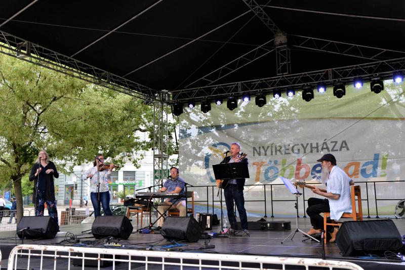 Városnap - a Dongó együttes műsorával kezdődtek a színpadi programok