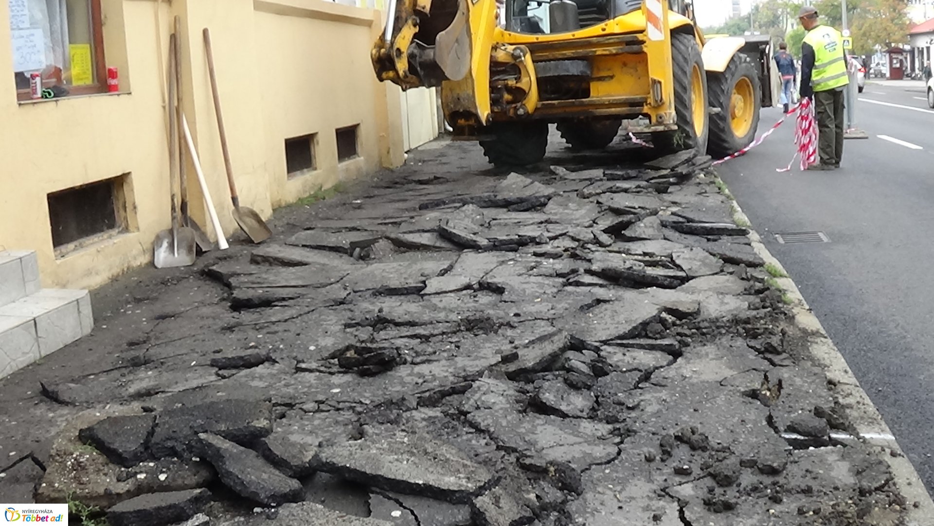 Városszerte több helyen újulnak a járdák