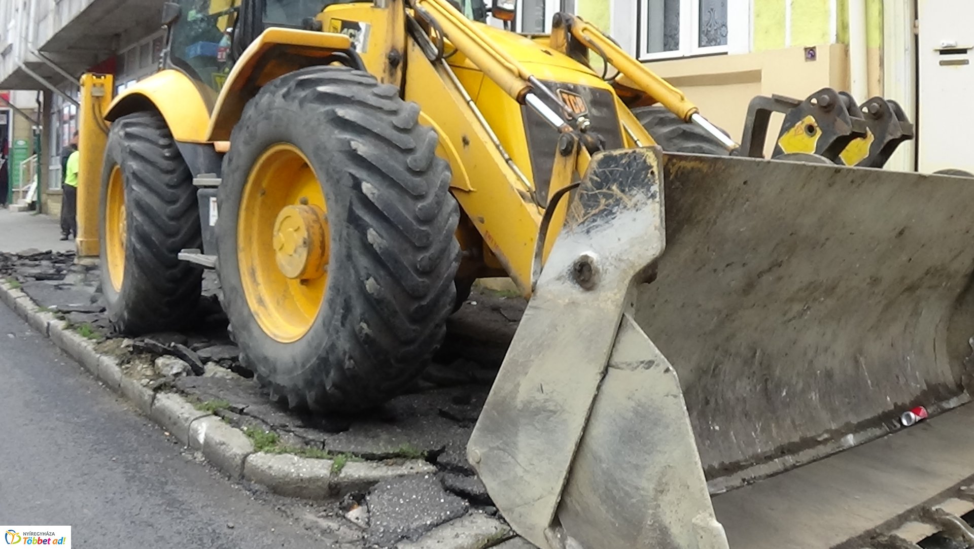 Városszerte több helyen újulnak a járdák