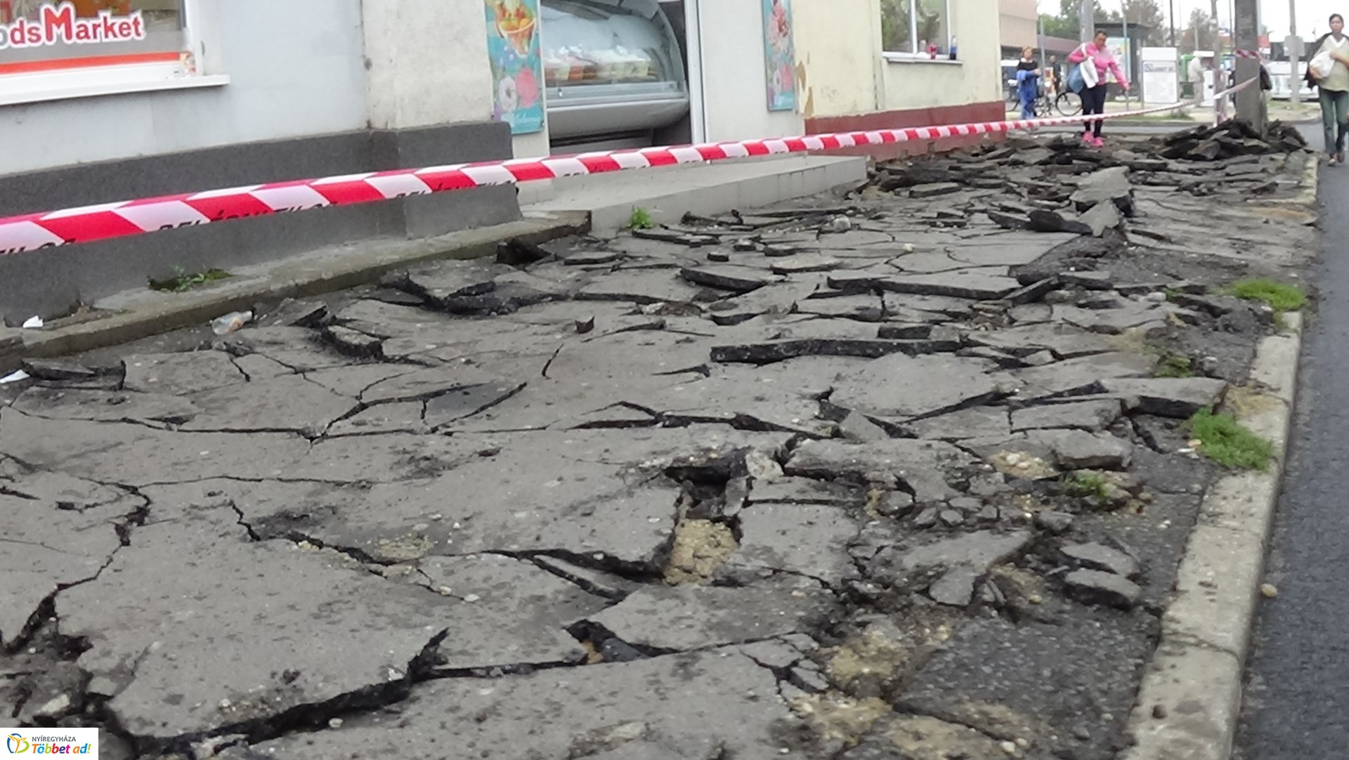 Városszerte több helyen újulnak a járdák