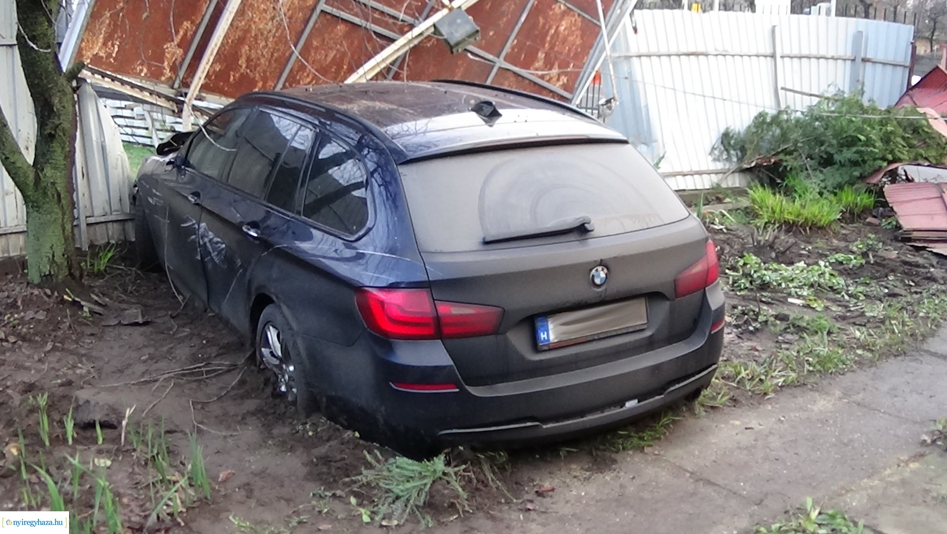 Vaskapuba rohant egy jármű a Tiszavasvári úton