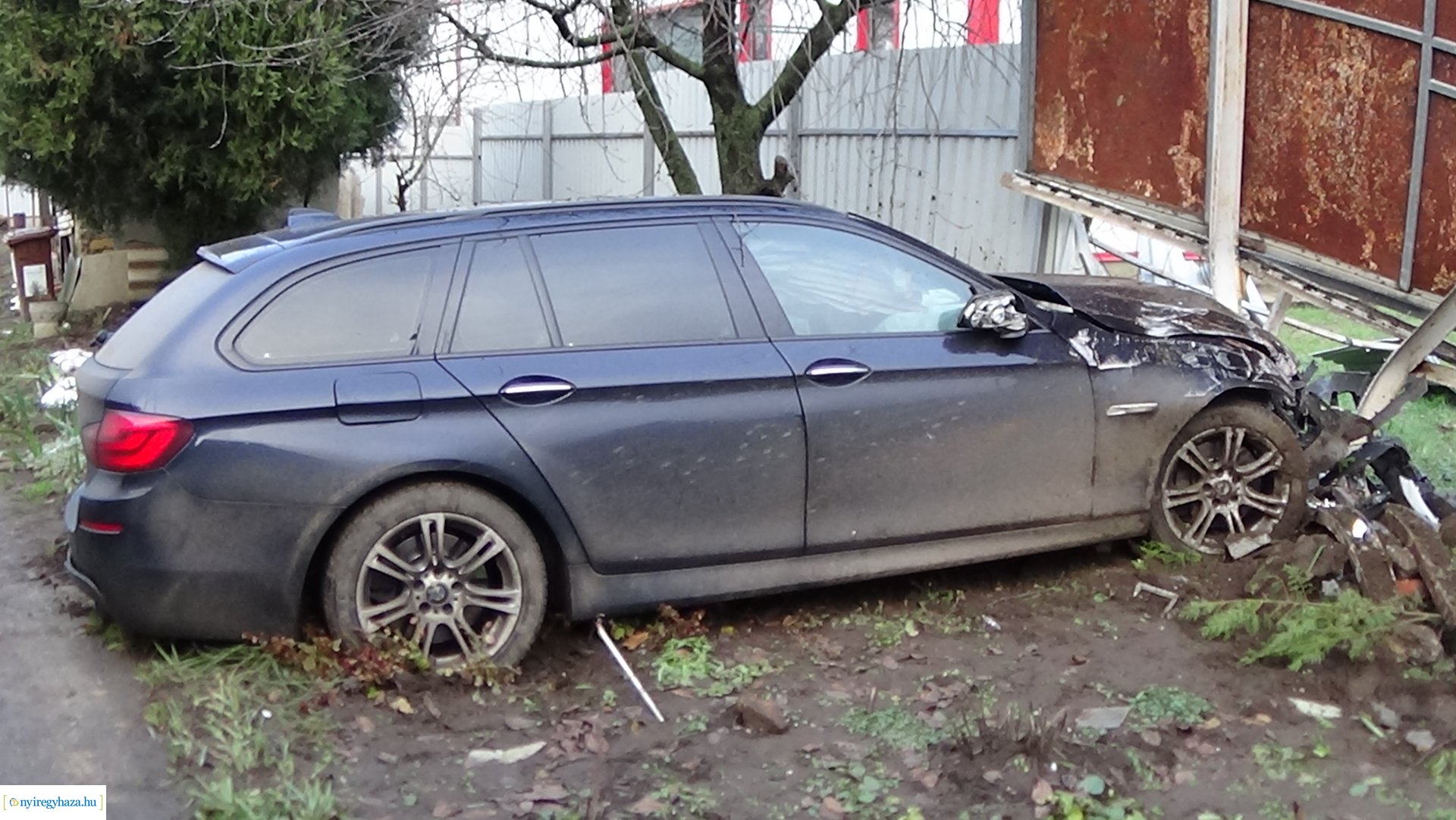 Vaskapuba rohant egy jármű a Tiszavasvári úton