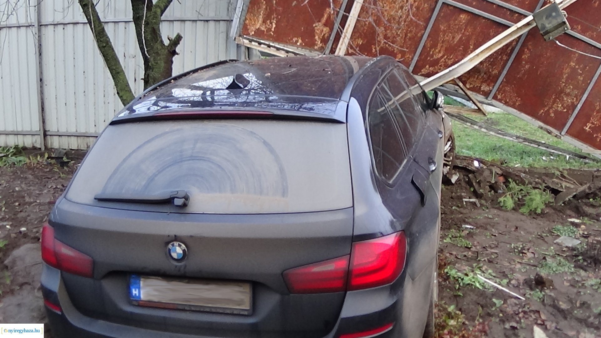 Vaskapuba rohant egy jármű a Tiszavasvári úton