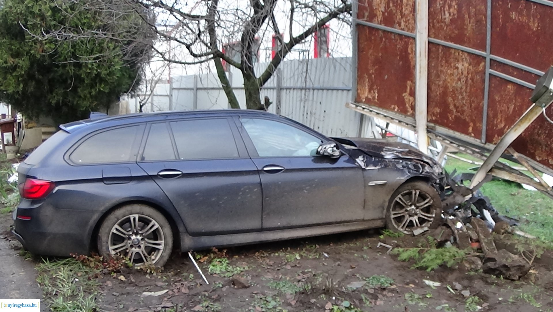 Vaskapuba rohant egy jármű a Tiszavasvári úton