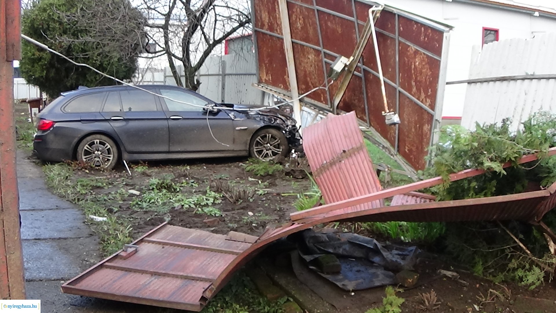 Vaskapuba rohant egy jármű a Tiszavasvári úton