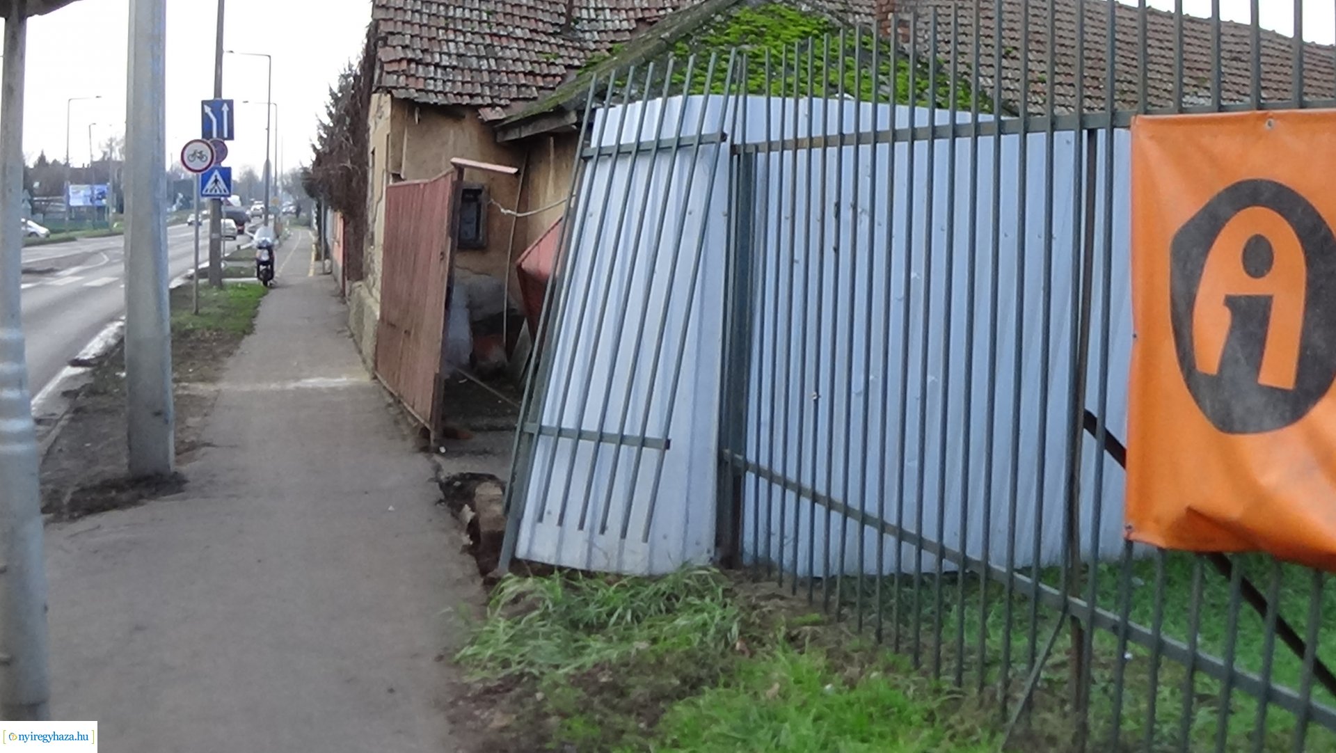 Vaskapuba rohant egy jármű a Tiszavasvári úton