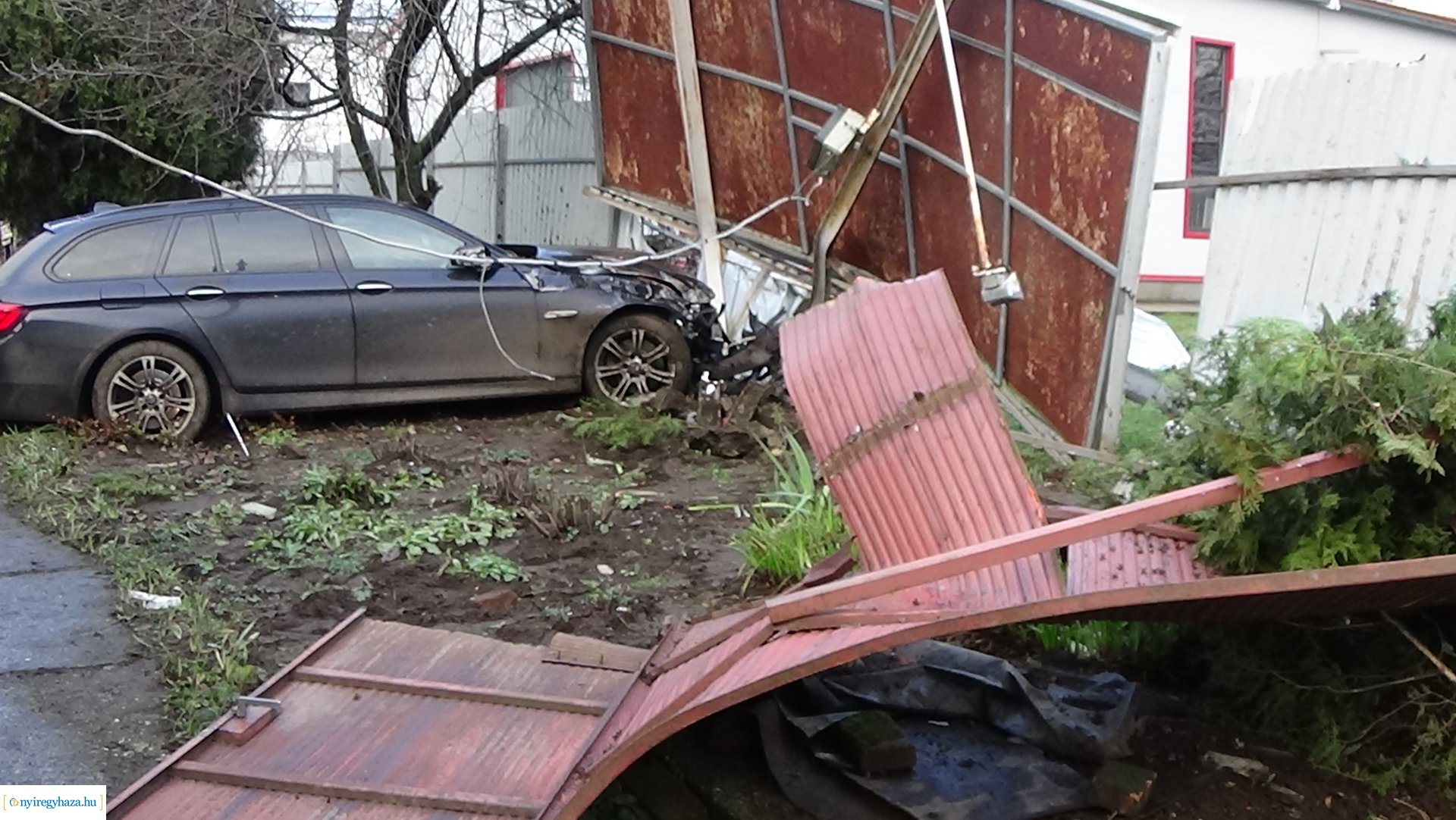 Vaskapuba rohant egy jármű a Tiszavasvári úton