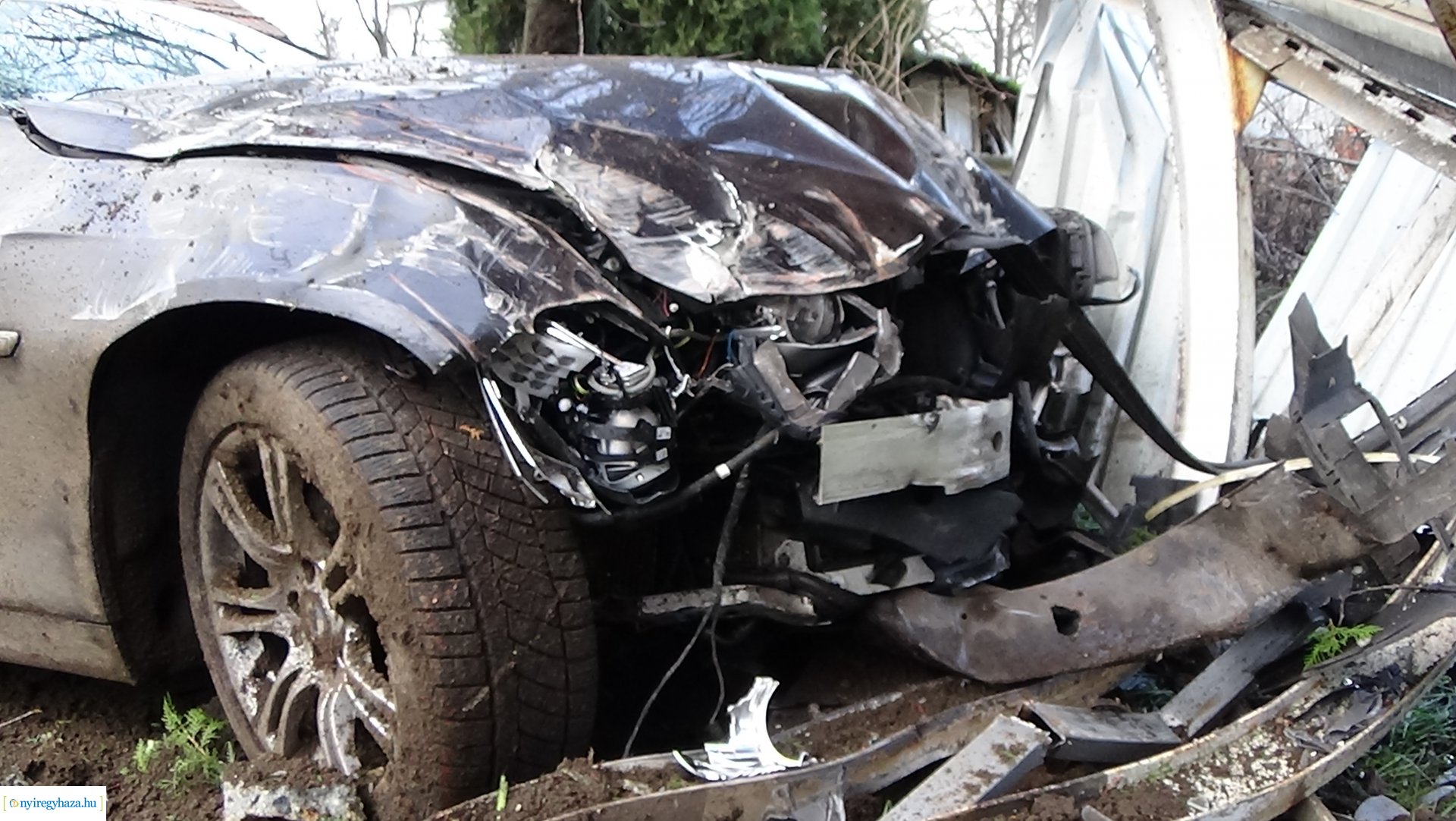 Vaskapuba rohant egy jármű a Tiszavasvári úton