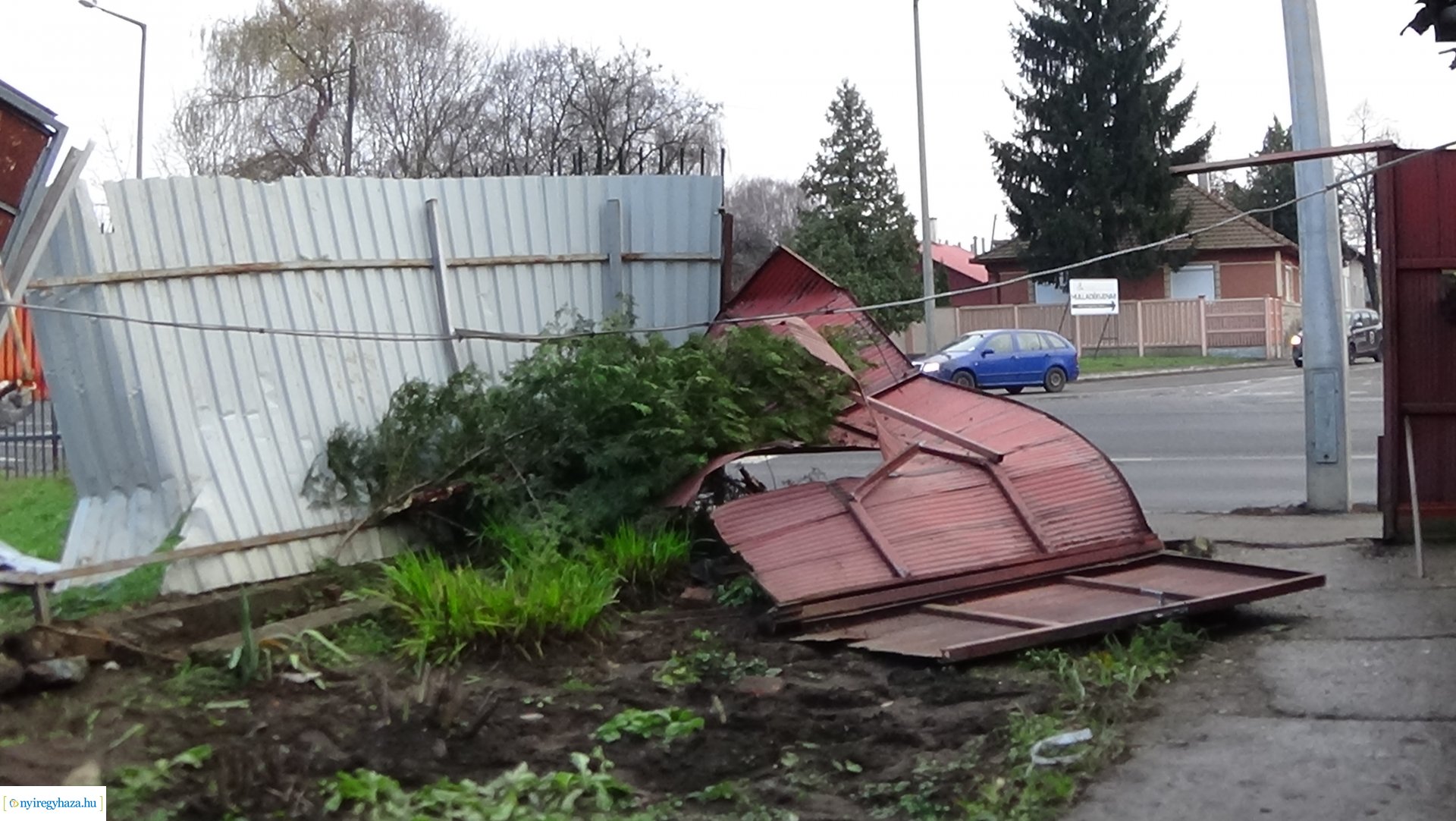 Vaskapuba rohant egy jármű a Tiszavasvári úton