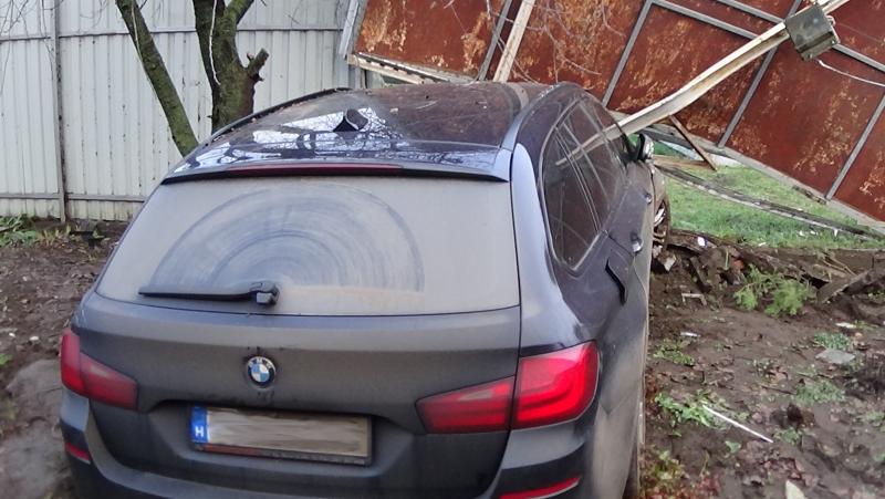 Vaskapuba rohant egy jármű a Tiszavasvári úton