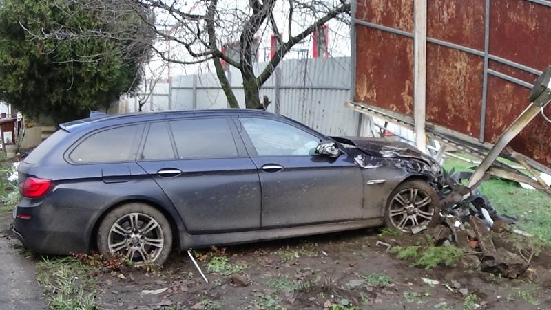 Vaskapuba rohant egy jármű a Tiszavasvári úton
