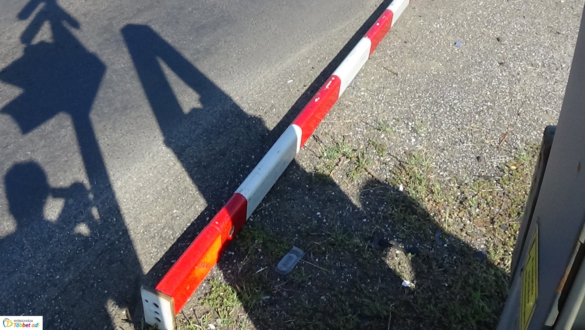 Vasúti csapórudat tört le egy jármű a Tokaji úton