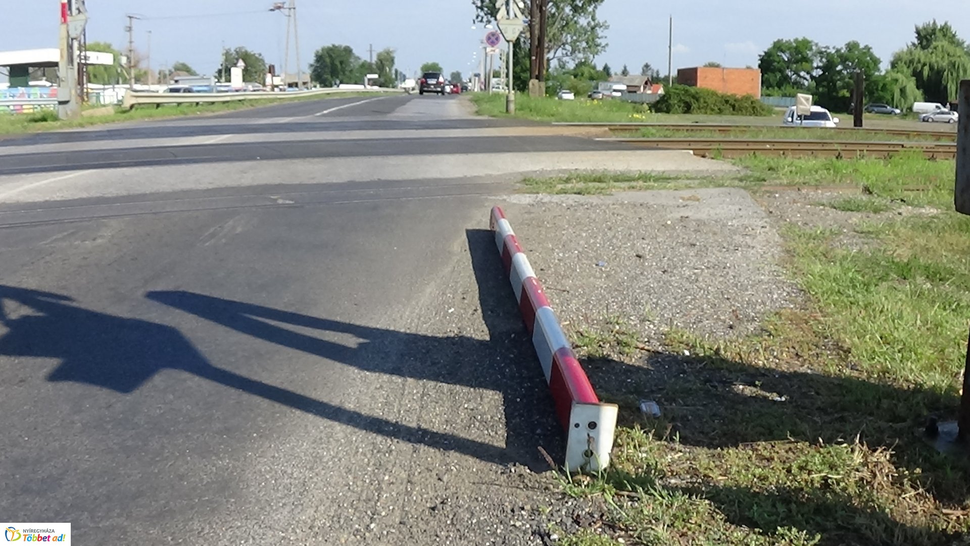 Vasúti csapórudat tört le egy jármű a Tokaji úton