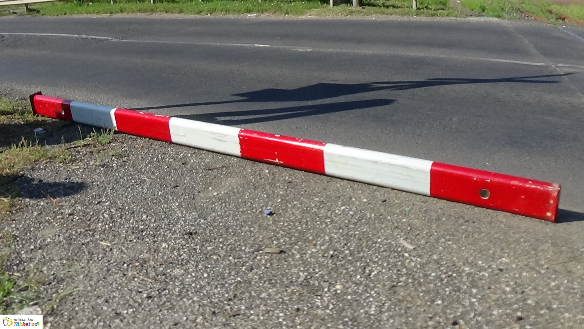 Vasúti csapórudat tört le egy jármű a Tokaji úton