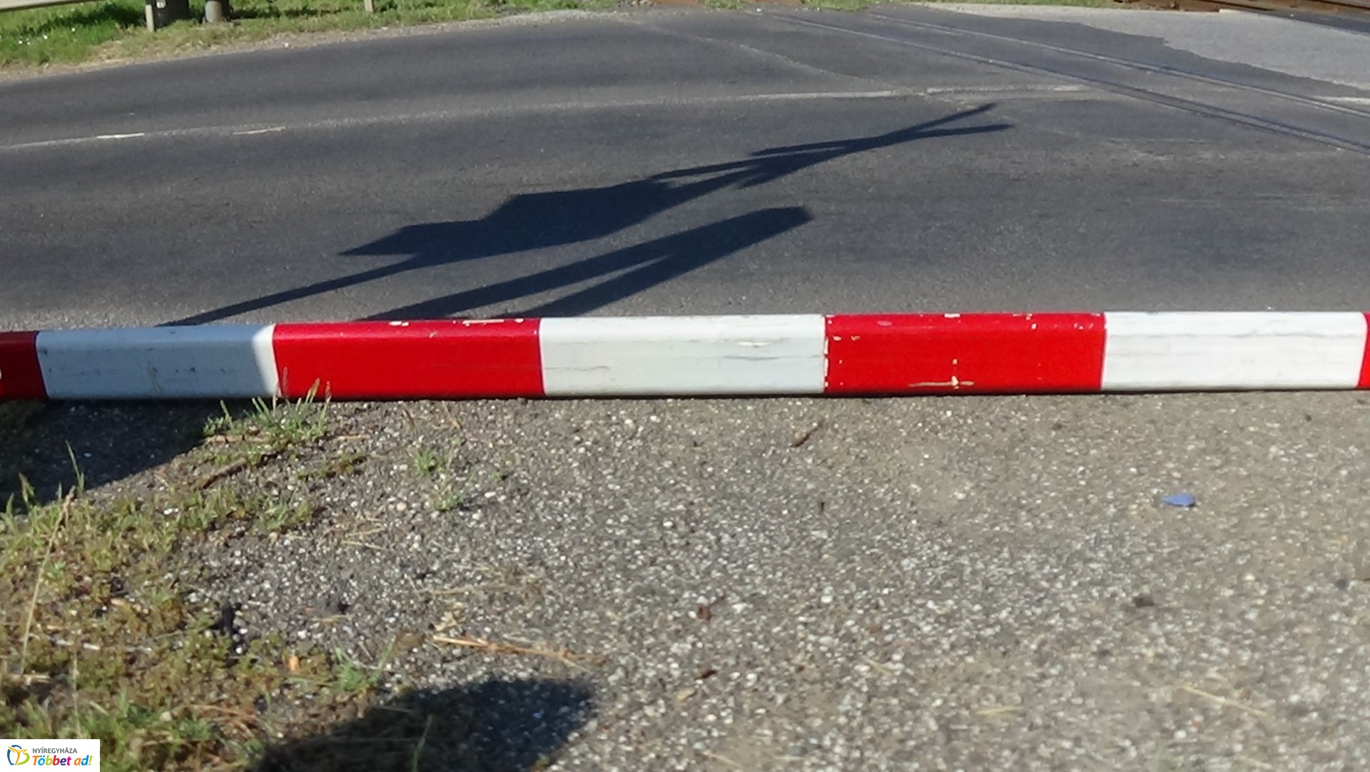 Vasúti csapórudat tört le egy jármű a Tokaji úton