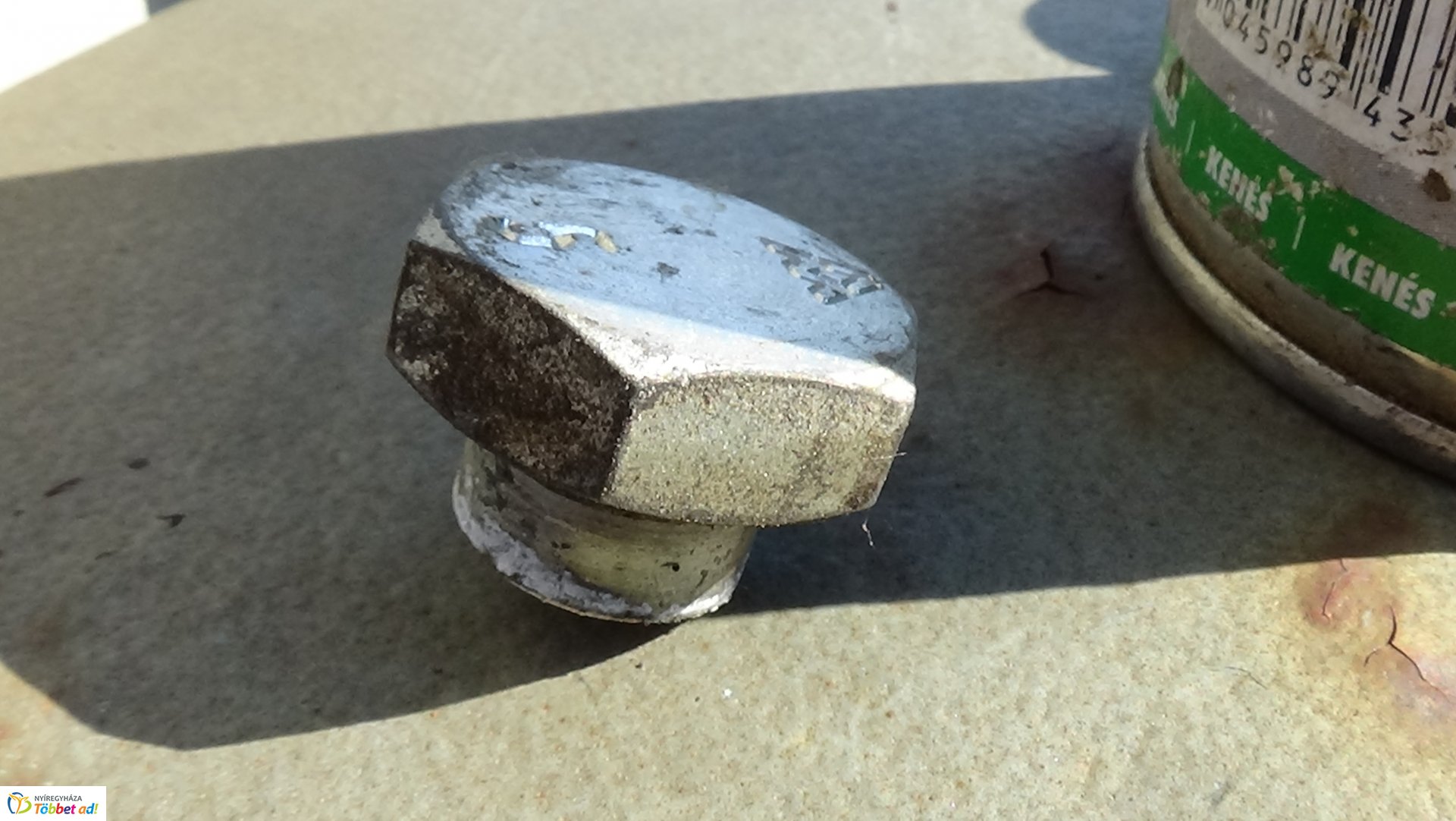 Vasúti csapórudat tört le egy jármű a Tokaji úton